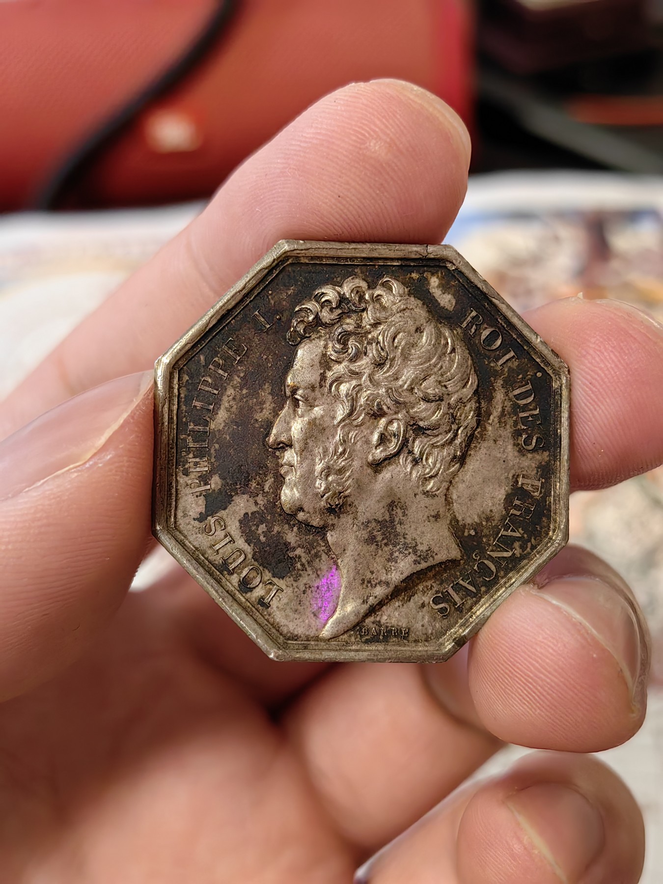 橡树集藏-006场 海纳百川 1834年法国银章 波尔多商会 正面是法国国王路易菲利普 背面是运载罗盘的波尔多商船 非常漂亮 镜面底板高浮雕unc顶级品相 黑彩老包浆滴水未下 手指边铭 33mm 20g