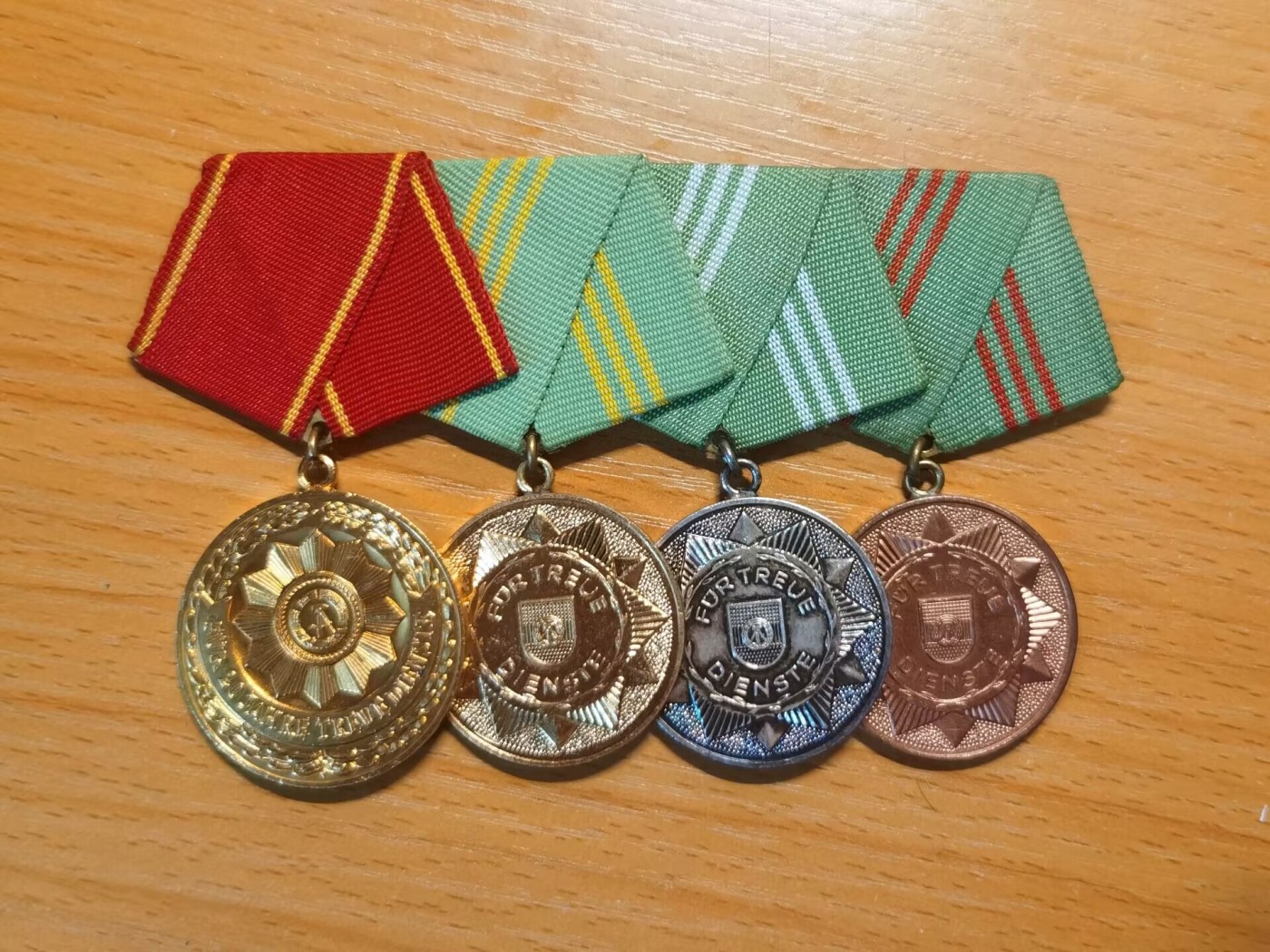 第一次麦稀奇拍卖 东德内务部5-20年忠诚服务奖章