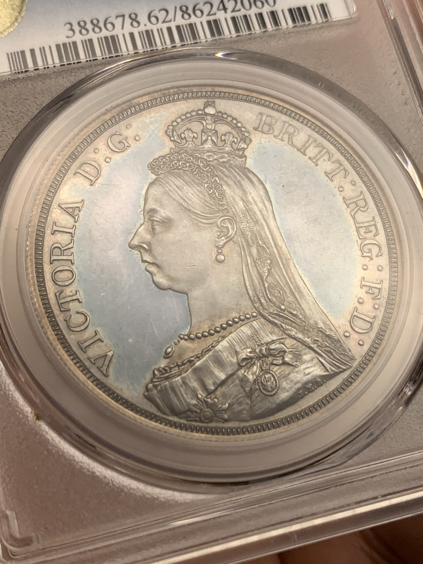 《竞宝斋》第180场-周日，周一2场 (全场包邮) PCGS PR62CAM 英国1887年 维多利亚女王 高冠马剑 一克朗银币 近乎完美的包浆 剑锋胸肌都没有磨损 低评品种