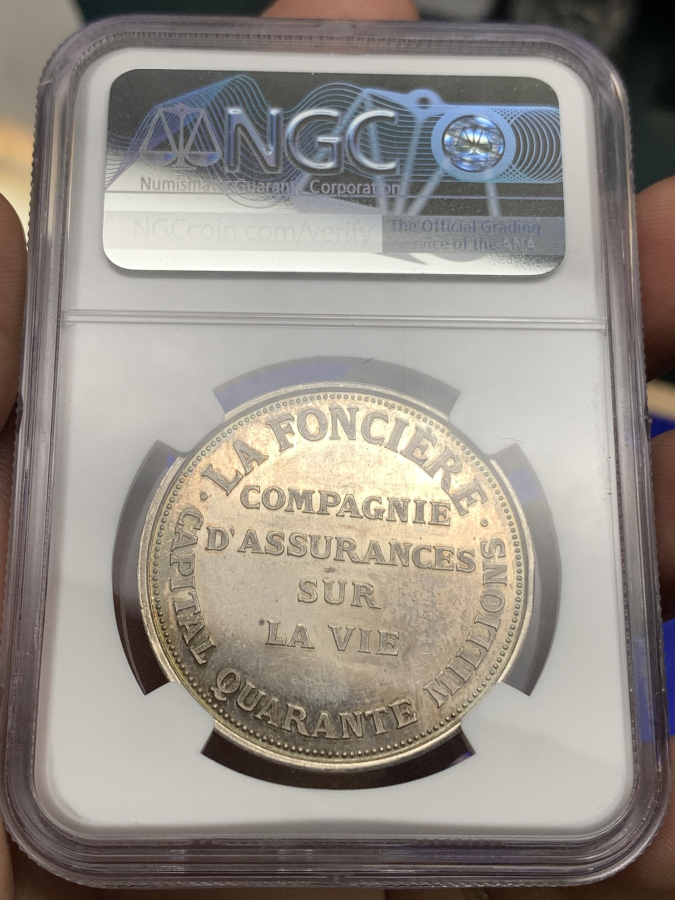 《竞宝斋》第180场-周日，周一2场 (全场包邮) NGC MS61法国保险公司女神银章直径:37mm重量:22.68g 边铭:丰饶角+银标章面有点镜面效果，女神细节漂亮
