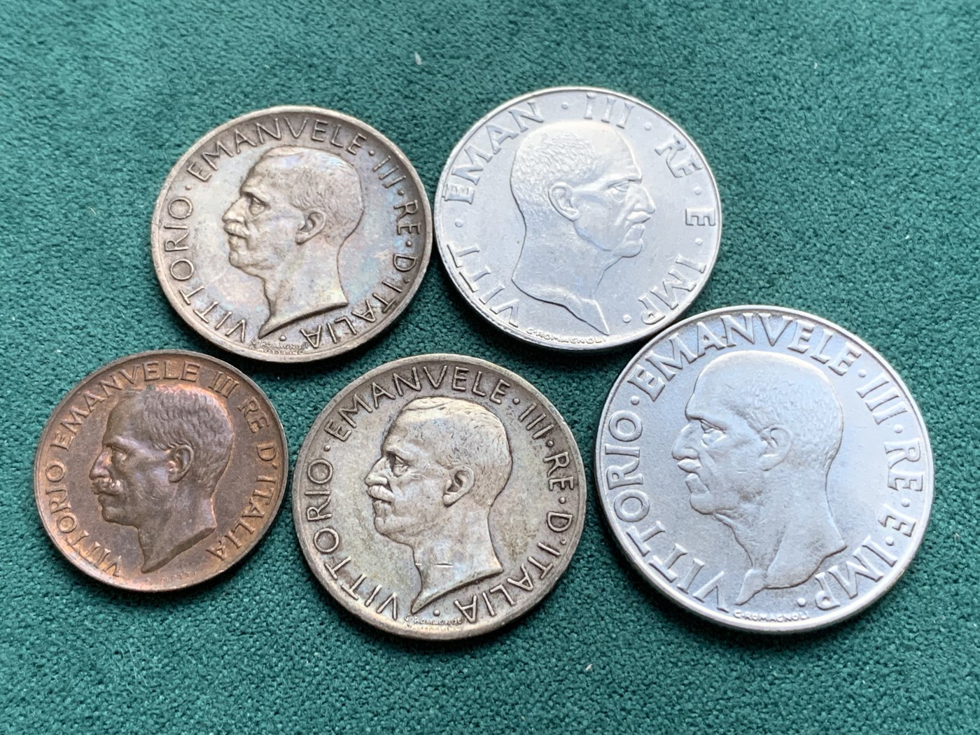 《竞宝斋》第180场-周日，周一2场 (全场包邮) 意大利钱币一组，含1927年5里拉835高银币两枚+1922年5分+1940里拉+1940年50分，高品相，原始状态老包浆，传世味道一流