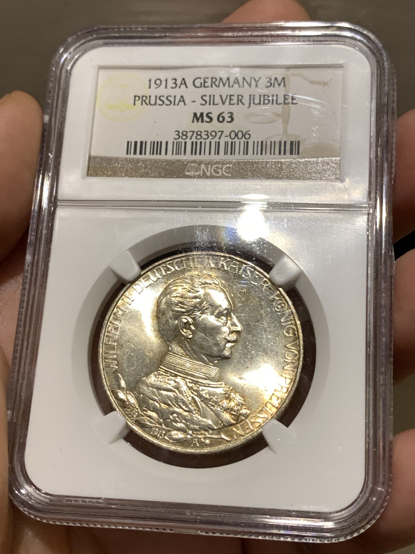 《竞宝斋》第180场-周日，周一2场 (全场包邮) NGC-MS63 1913年 德国 普鲁士威廉二世戎装3马克，顶级车轮光。状态极佳，不输64的状态，老盒严评。