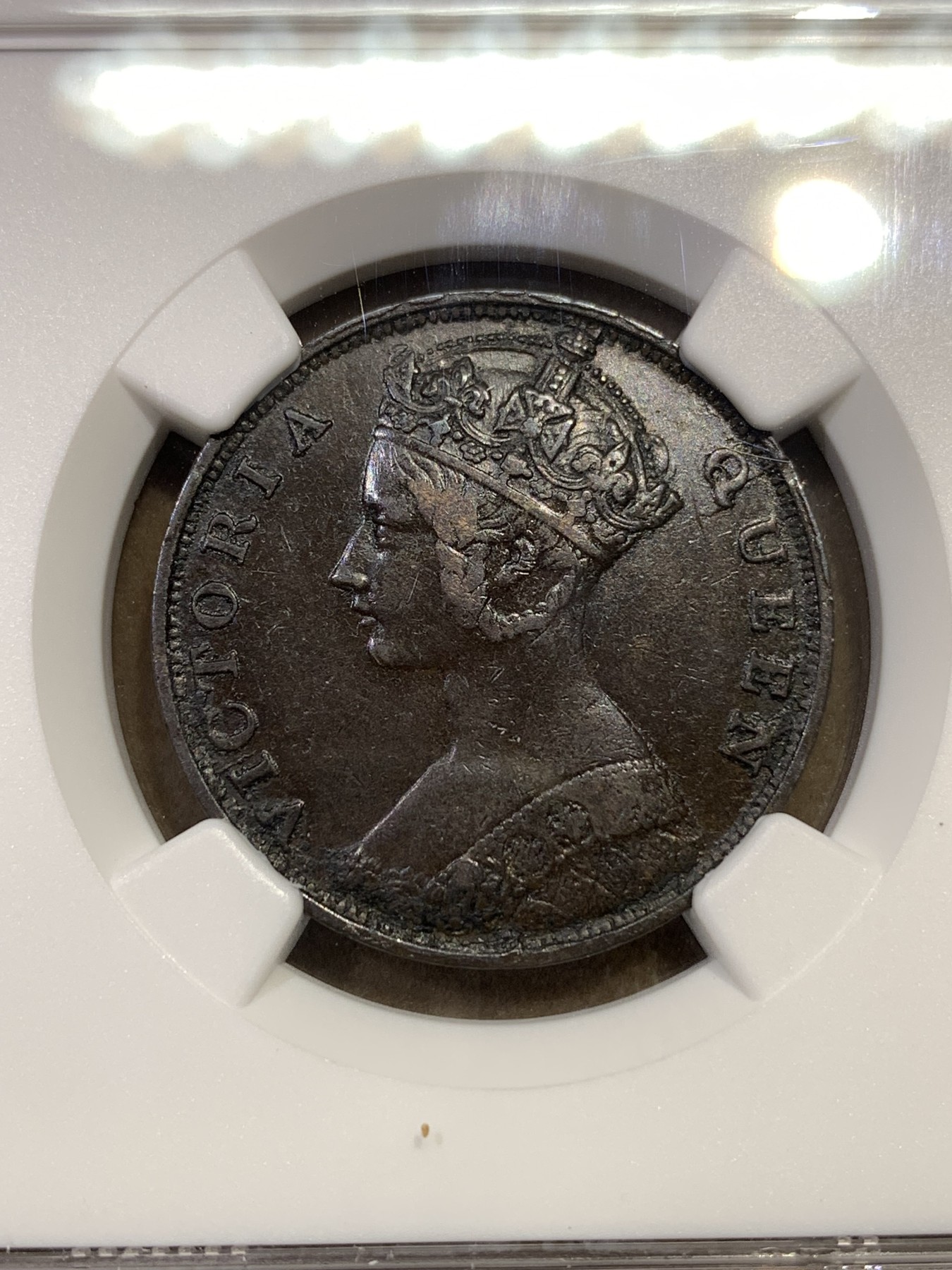 《竞宝斋》第180场-周日，周一2场 (全场包邮) NGC VF 中国 香港1863年一仙巧克力包浆铜币