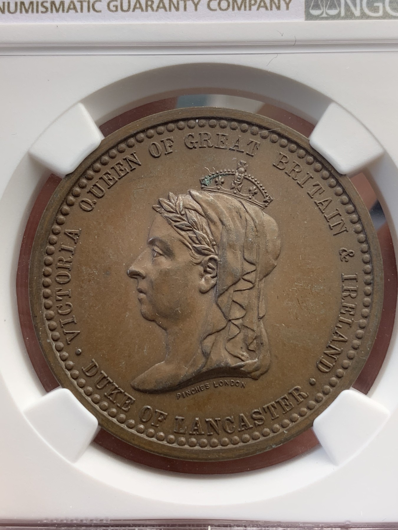 《竞宝斋》第180场-周日，周一2场 (全场包邮) NGC-MS63 1887年维多利亚加冕50周年黄金禧年铜章，背兰开斯特城堡和徽章，少见品种带高级原装木盒。