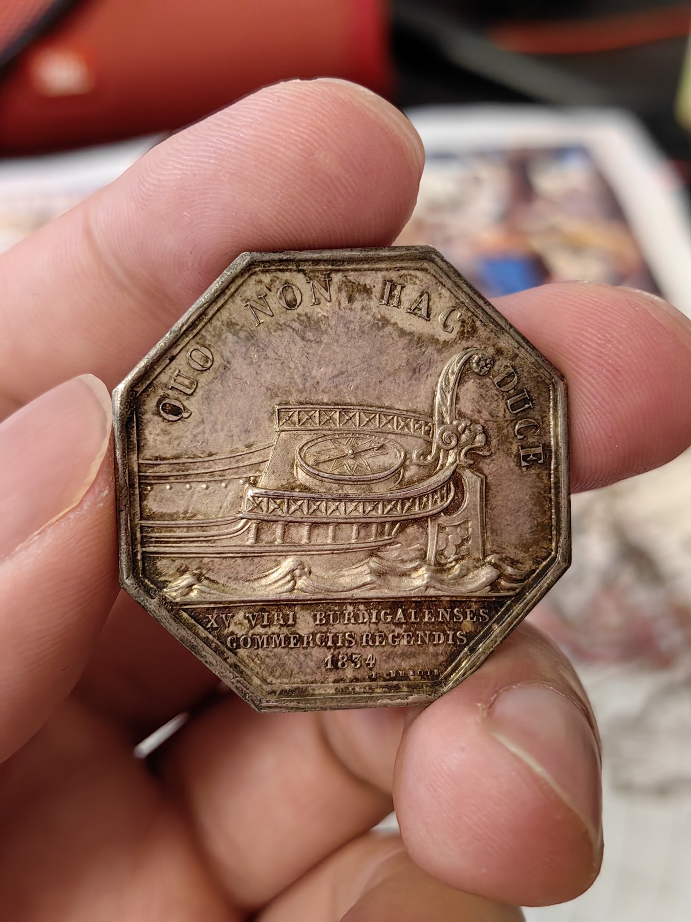 橡树集藏-006场 海纳百川 1834年法国银章 波尔多商会 正面是法国国王路易菲利普 背面是运载罗盘的波尔多商船 非常漂亮 镜面底板高浮雕unc顶级品相 黑彩老包浆滴水未下 手指边铭 33mm 20g