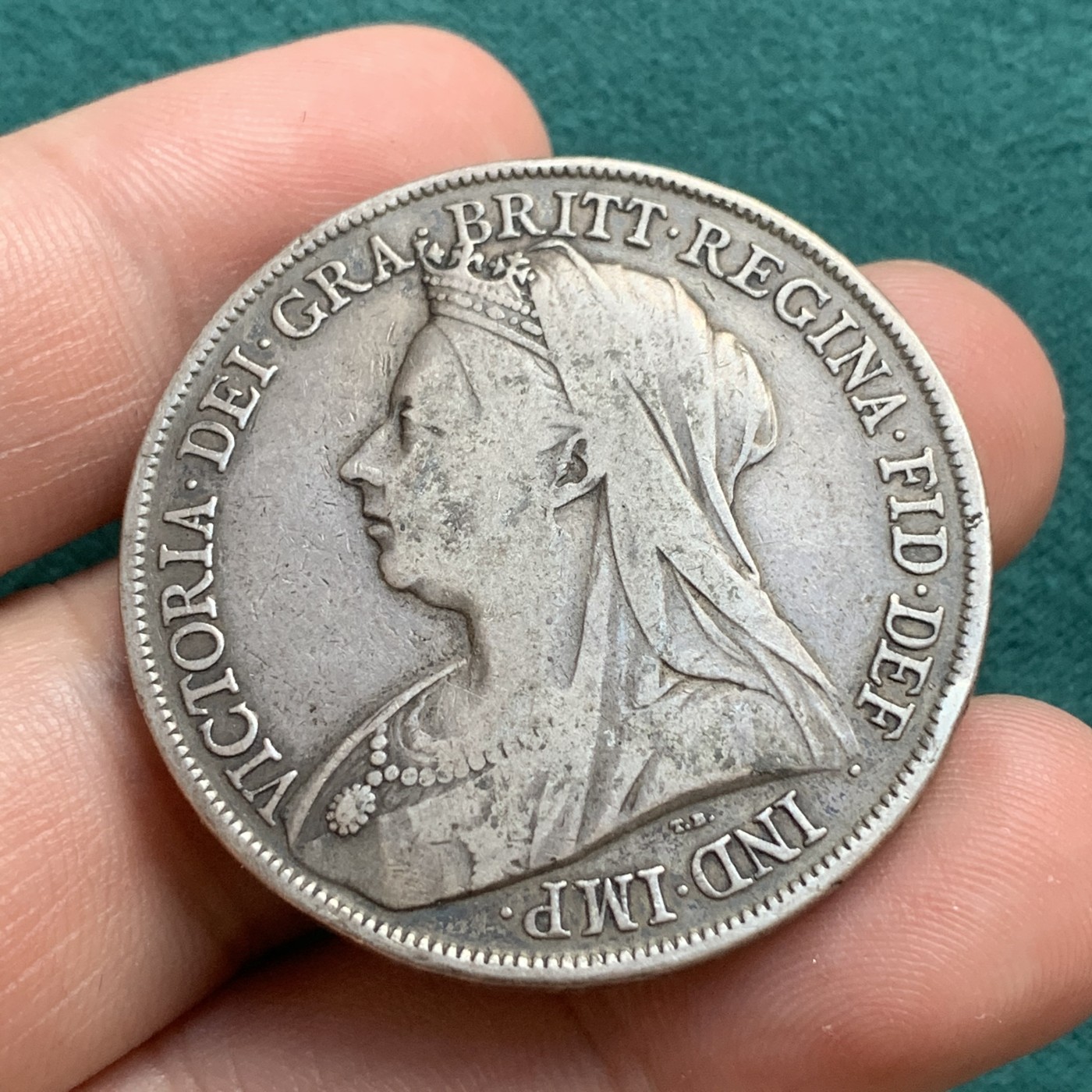 《竞宝斋》第180场-周日，周一2场 (全场包邮) 英国 1899年维多利亚披纱版马剑克朗大银币，流通品相老包浆，味道舒服