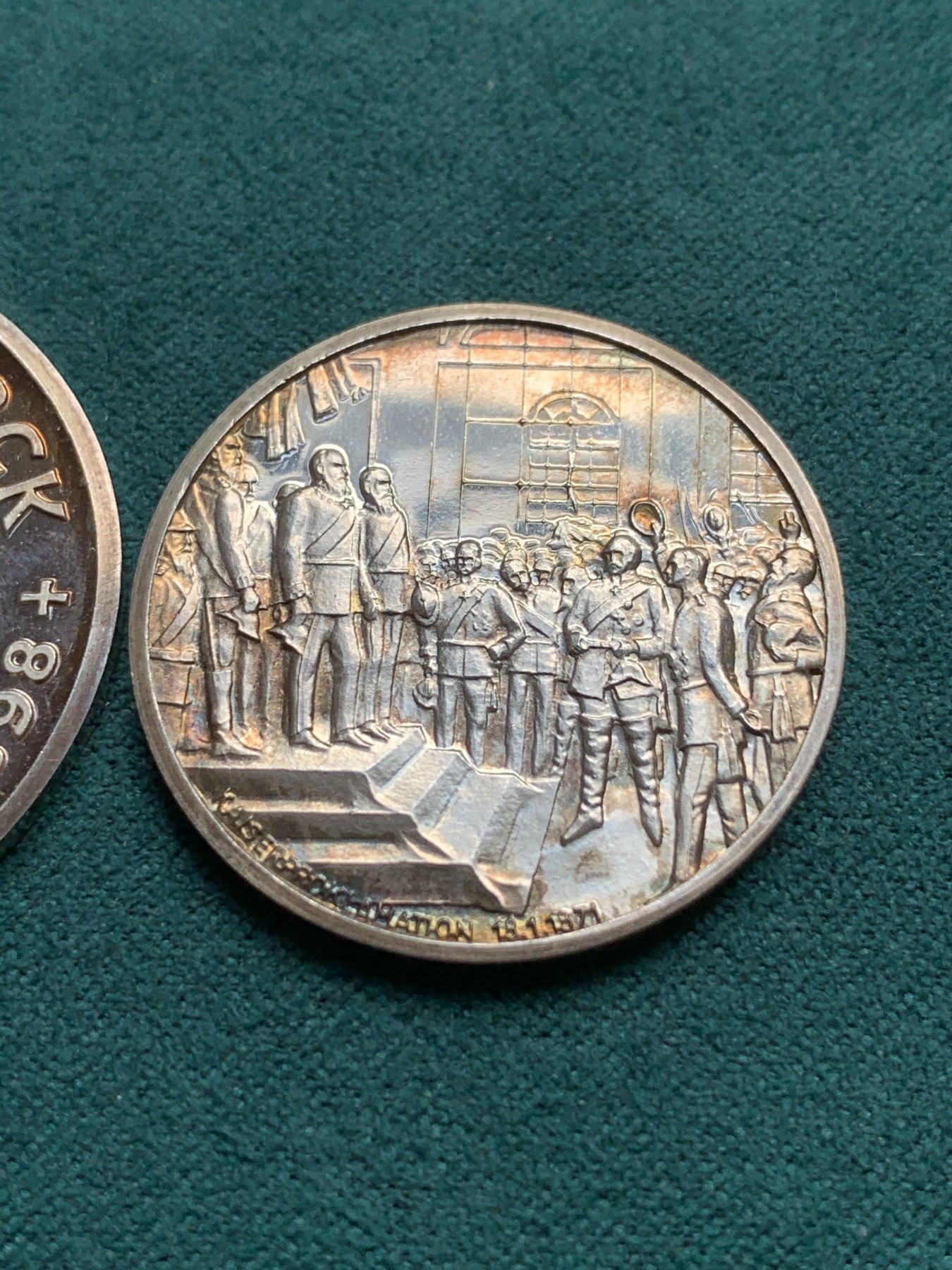 《竞宝斋》第180场-周日，周一2场 (全场包邮) 德国 俾斯麦精品银章一对 一大一小两枚 幻彩包浆 美轮美奂 章的背面是著名的镜厅加冕场景，历史感十足