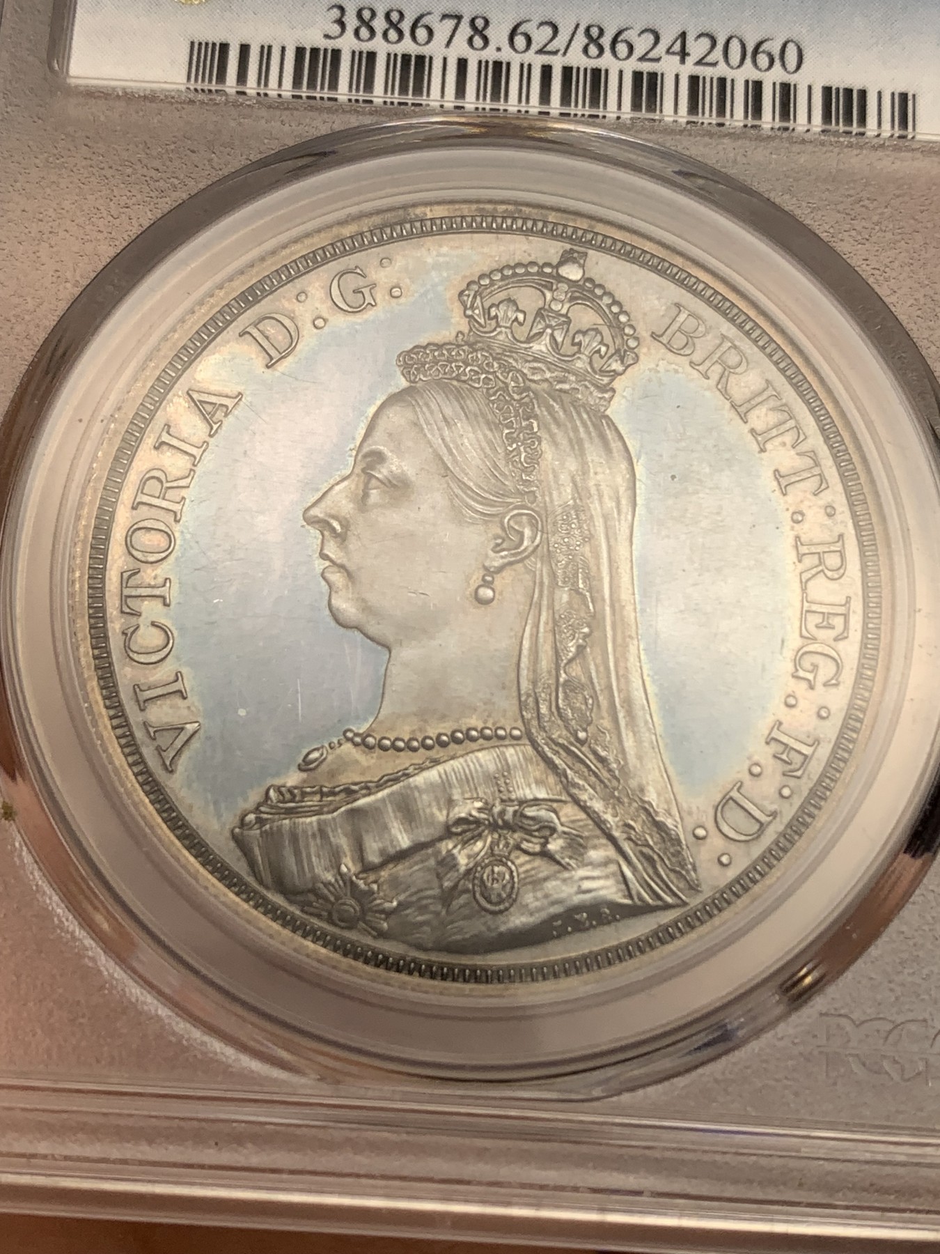 《竞宝斋》第180场-周日，周一2场 (全场包邮) PCGS PR62CAM 英国1887年 维多利亚女王 高冠马剑 一克朗银币 近乎完美的包浆 剑锋胸肌都没有磨损 低评品种