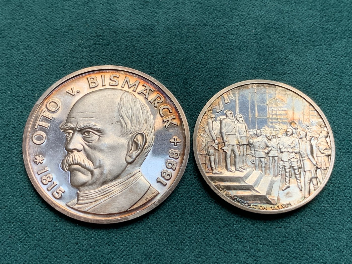 《竞宝斋》第180场-周日，周一2场 (全场包邮) 德国 俾斯麦精品银章一对 一大一小两枚 幻彩包浆 美轮美奂 章的背面是著名的镜厅加冕场景，历史感十足
