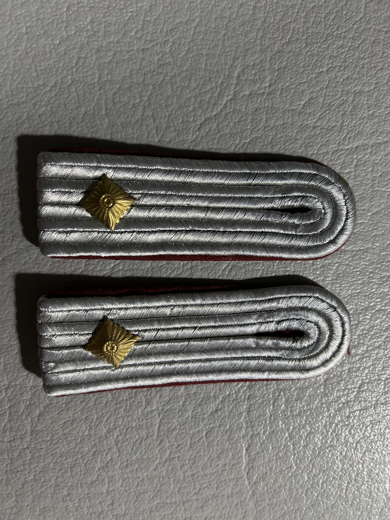 第一次麦稀奇拍卖 东德史塔西肩章