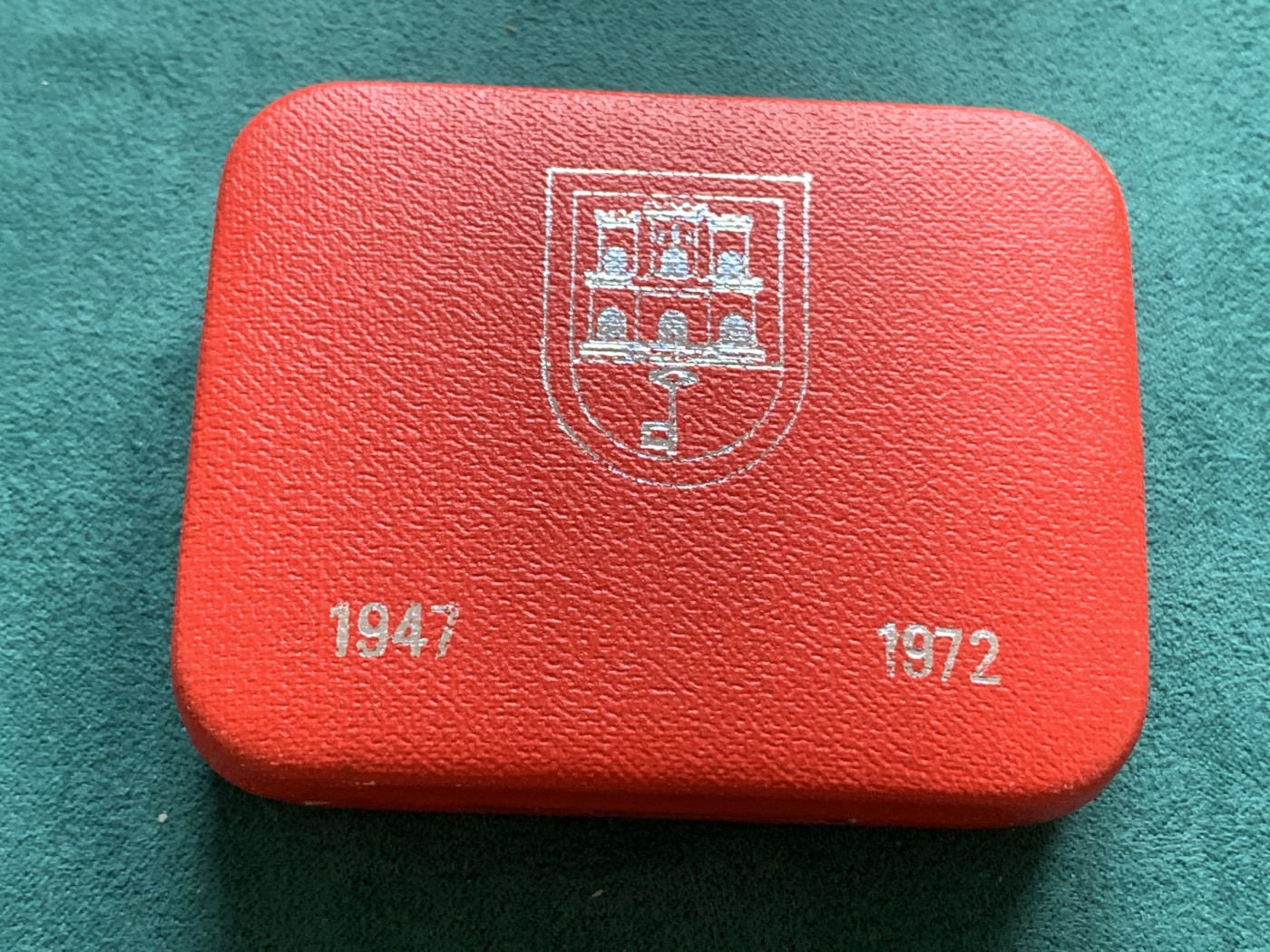 《竞宝斋》第180场-周日，周一2场 (全场包邮) 直布罗陀1972年25便士克朗精制银币，伊丽莎白女王银婚纪念。原盒装，28克、925银