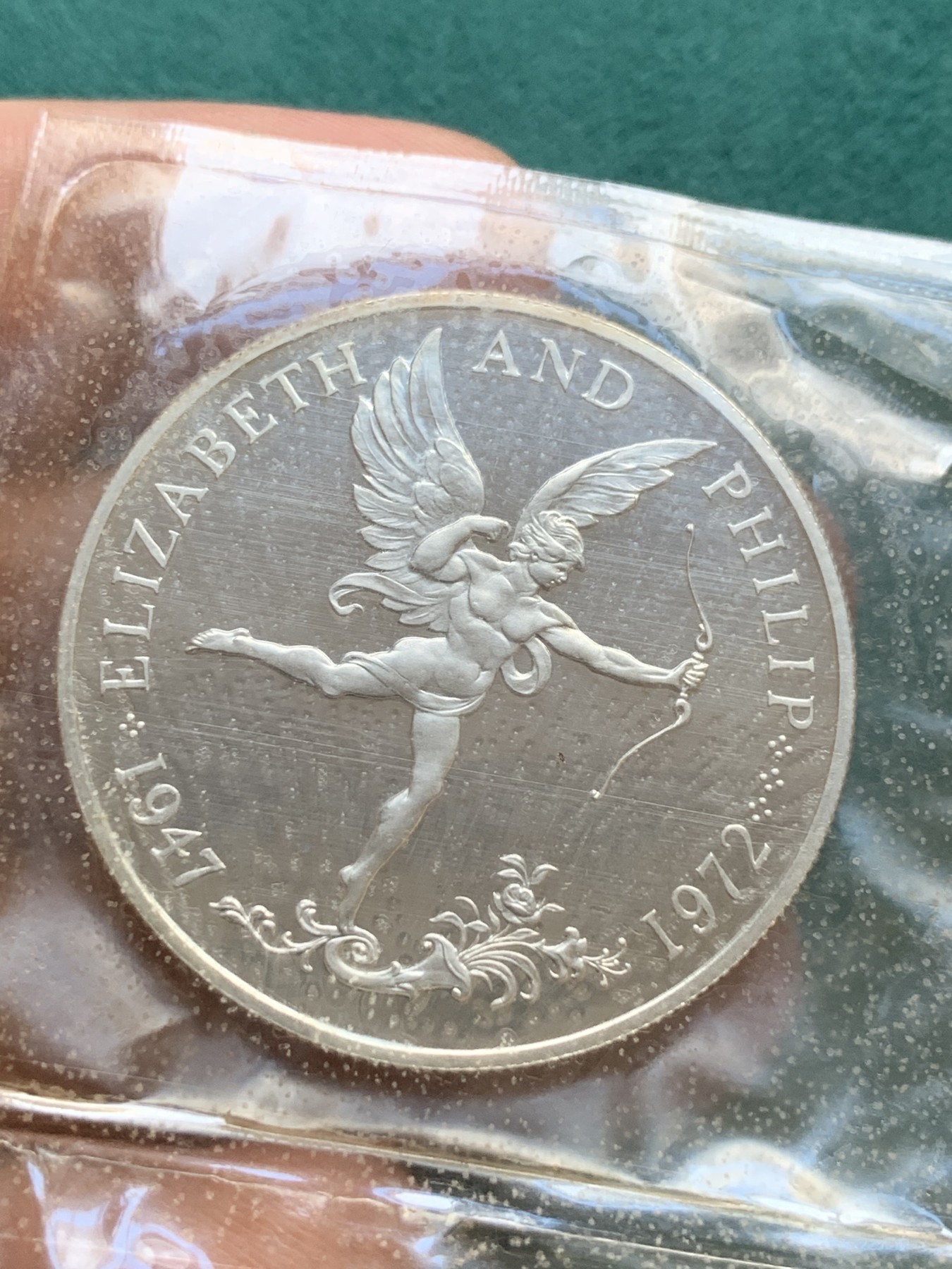 《竞宝斋》第180场-周日，周一2场 (全场包邮) 英属根西岛1972年女王银婚克朗纪念精制银币，爱神丘比特，原盒包装，28克925银，发行量1.5万枚。少见品种