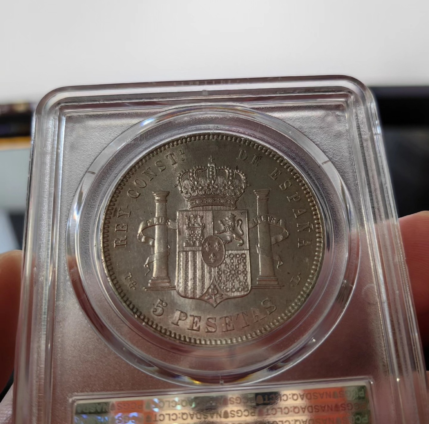 橡树集藏-006场 海纳百川 pcgs-Ms64 1893年西班牙5比塞塔大银币 阿方索十三世 爆炸头男童   数据库唯一冠军分，高分顶级品相，双面pl感十足，镜面感强烈。底板完美打制佳，双面深打，浮雕完美，头发丝丝入扣，实物绝美。车轮流银强霜光，西属大热门。可爱微笑男童，肥嘟嘟小脸。