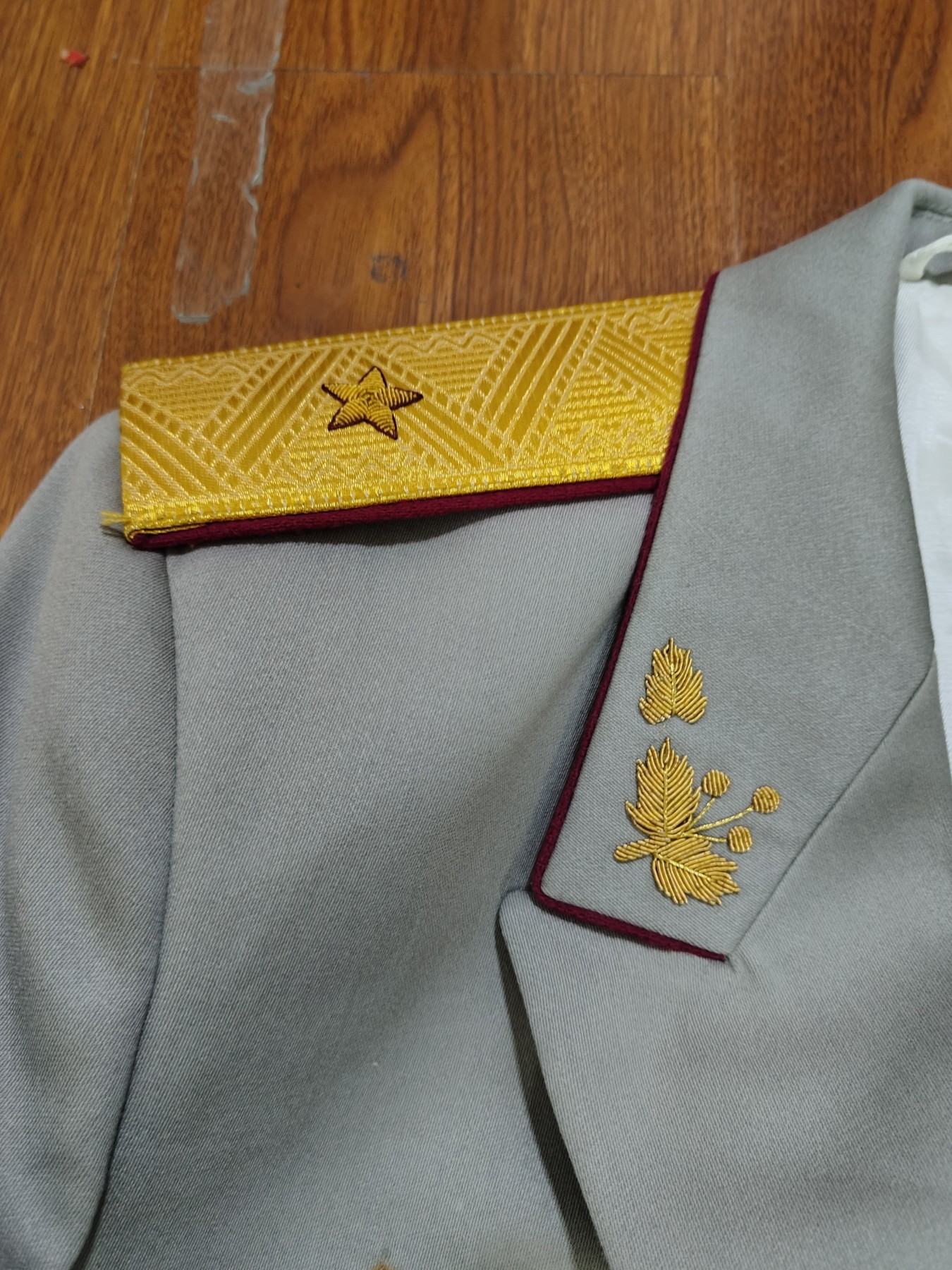 全场0元起拍 第72期 咸鱼国勋章拍卖专场 7月12日（周三）下午6：00开始 乌克兰94条例灰色将官出行礼服一套 胸围130肩宽55 衣长89 袖长68 腰围110 裤长115