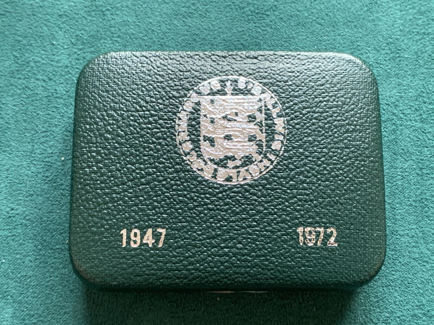 《竞宝斋》第180场-周日，周一2场 (全场包邮) 英属根西岛1972年女王银婚克朗纪念精制银币，爱神丘比特，原盒包装，28克925银，发行量1.5万枚。少见品种