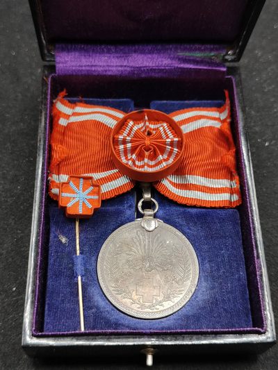 全场0元起拍 第72期 咸鱼国勋章拍卖专场 7月12日（周三）下午6：00开始 - 稀有 日本女版漆木盒 赤十字特别社员章 银制带略