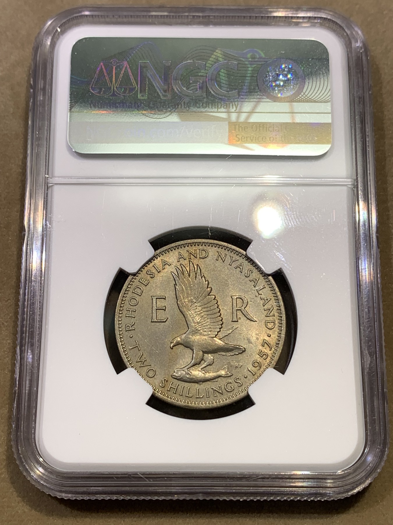 《竞宝斋》第180场-周日，周一2场 (全场包邮) NGC-MS62 1957年罗德西亚1弗洛林，不多见的品种，仅发行3个年份。伊丽莎白女王年轻头像，雄鹰攫鱼翱翔，设计独特。