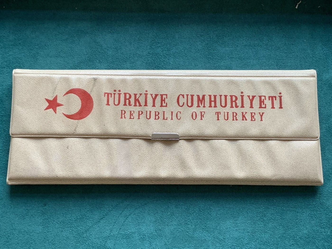 《竞宝斋》第180场-周日，周一2场 (全场包邮) 土耳其历史人物大钱包精制银币4枚，土耳其第一版纪念银币，主题鲜明，制作精美。分别为1960年土耳其国父凯末尔10里拉，1970年土耳其大国民议会25里拉，1971年土耳其苏丹阿尔帕斯朗50里拉，1972年土耳其民族解放战争50里拉。