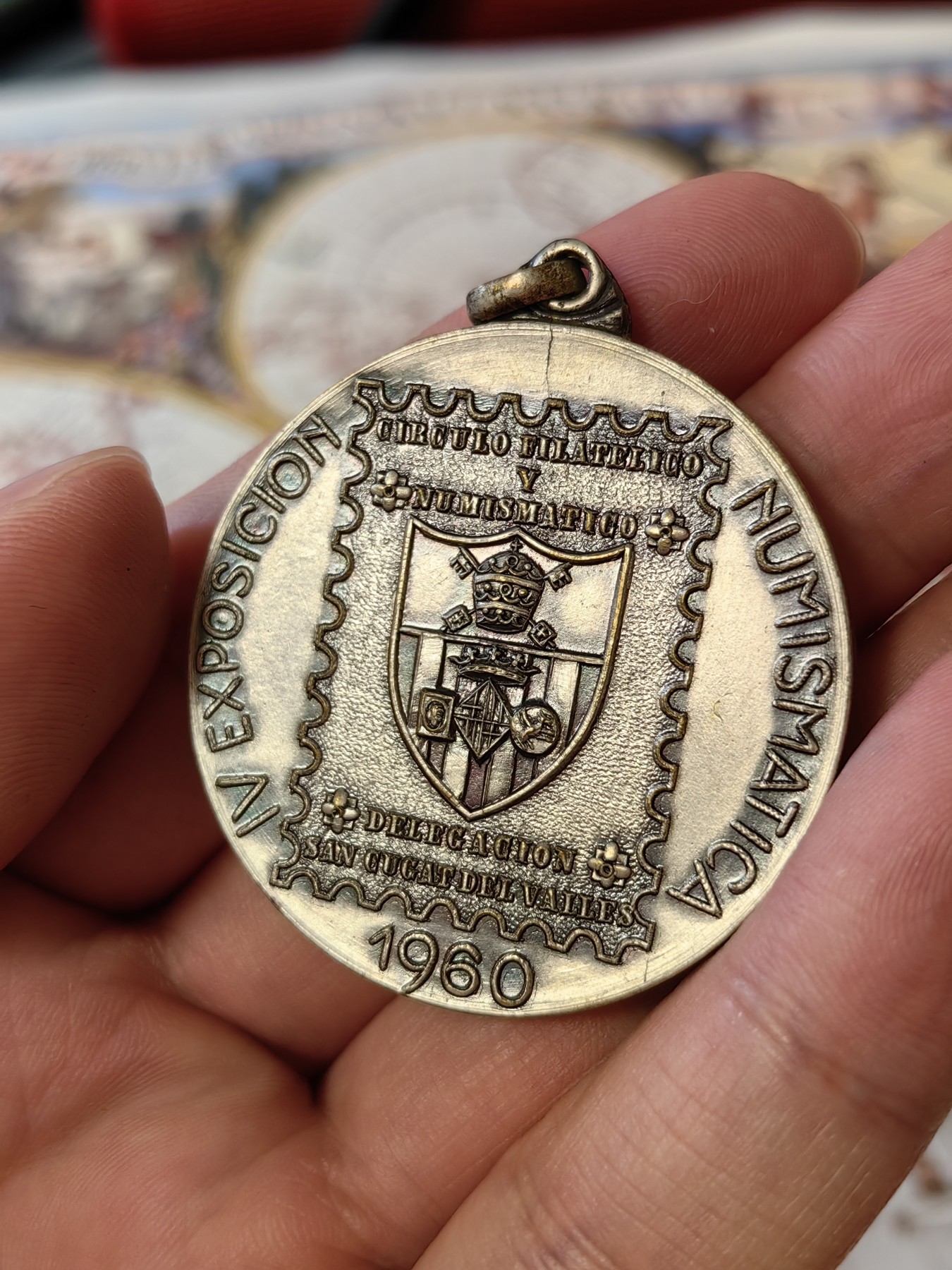 橡树集藏-006场 海纳百川 钱币元素纪念章，描绘了意大利马车，英国新便士样币，八个里亚尔等众多经典图案，很有意思的小玩具。