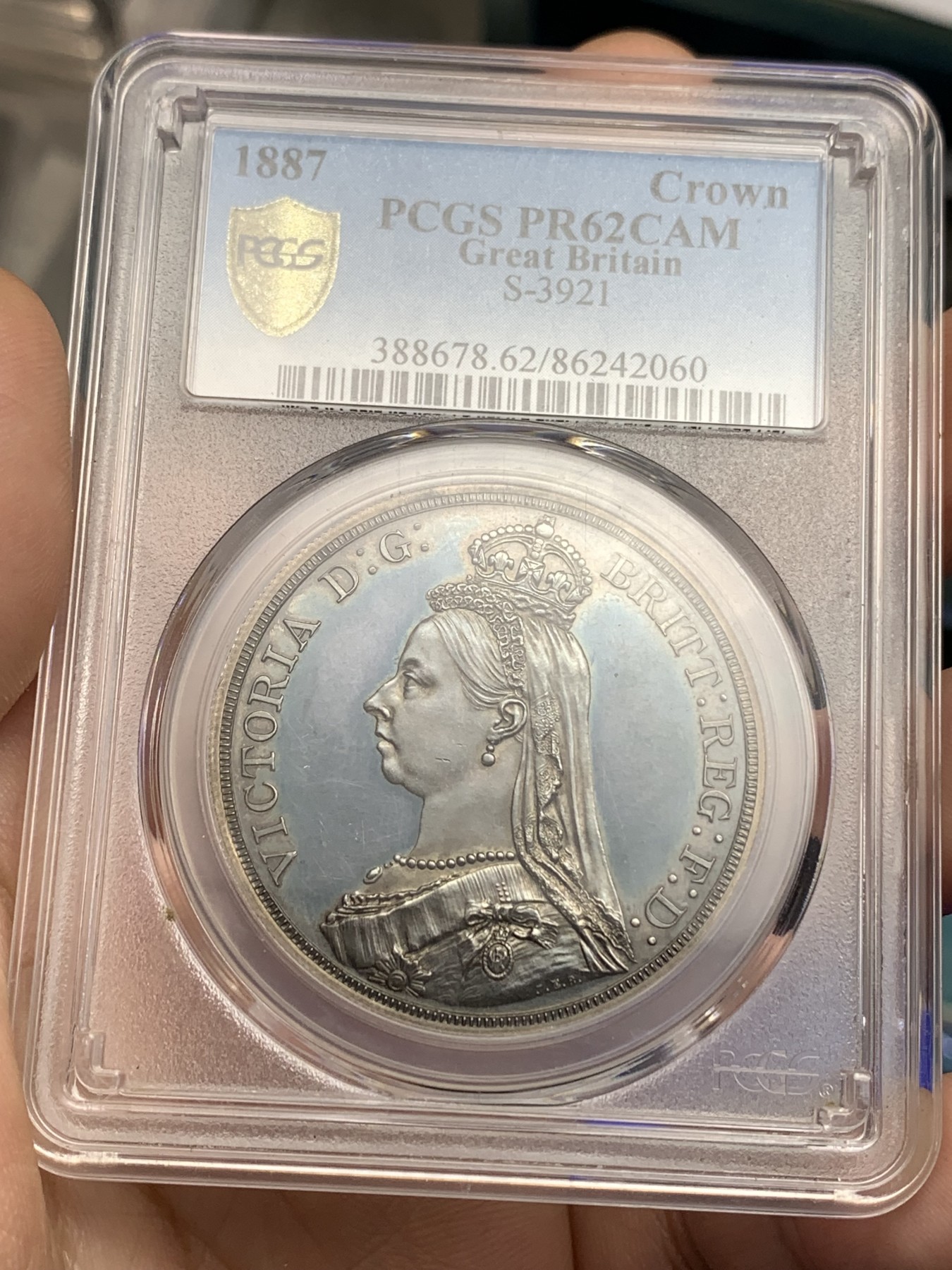 《竞宝斋》第180场-周日，周一2场 (全场包邮) PCGS PR62CAM 英国1887年 维多利亚女王 高冠马剑 一克朗银币 近乎完美的包浆 剑锋胸肌都没有磨损 低评品种