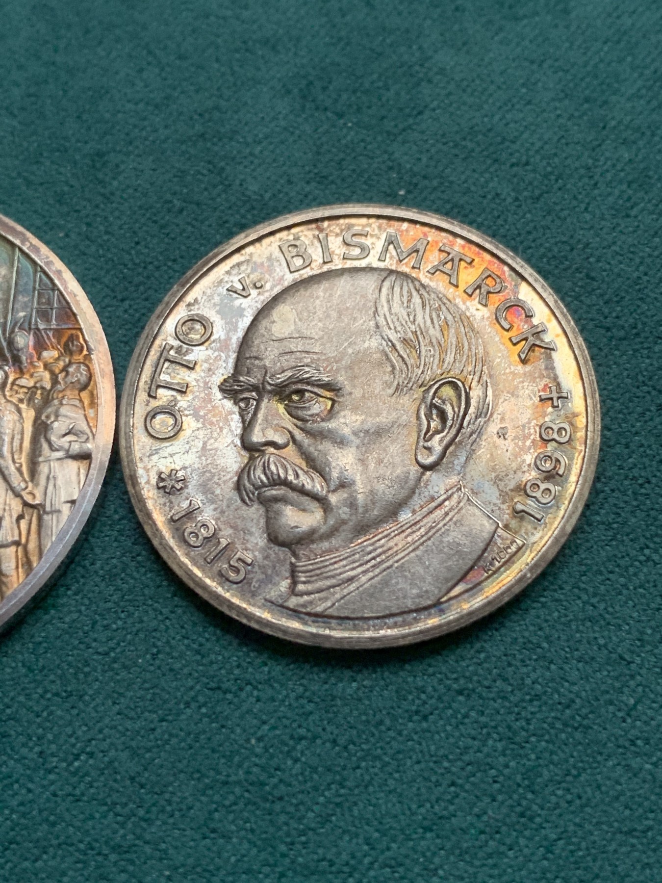 《竞宝斋》第180场-周日，周一2场 (全场包邮) 德国 俾斯麦精品银章一对 一大一小两枚 幻彩包浆 美轮美奂 章的背面是著名的镜厅加冕场景，历史感十足