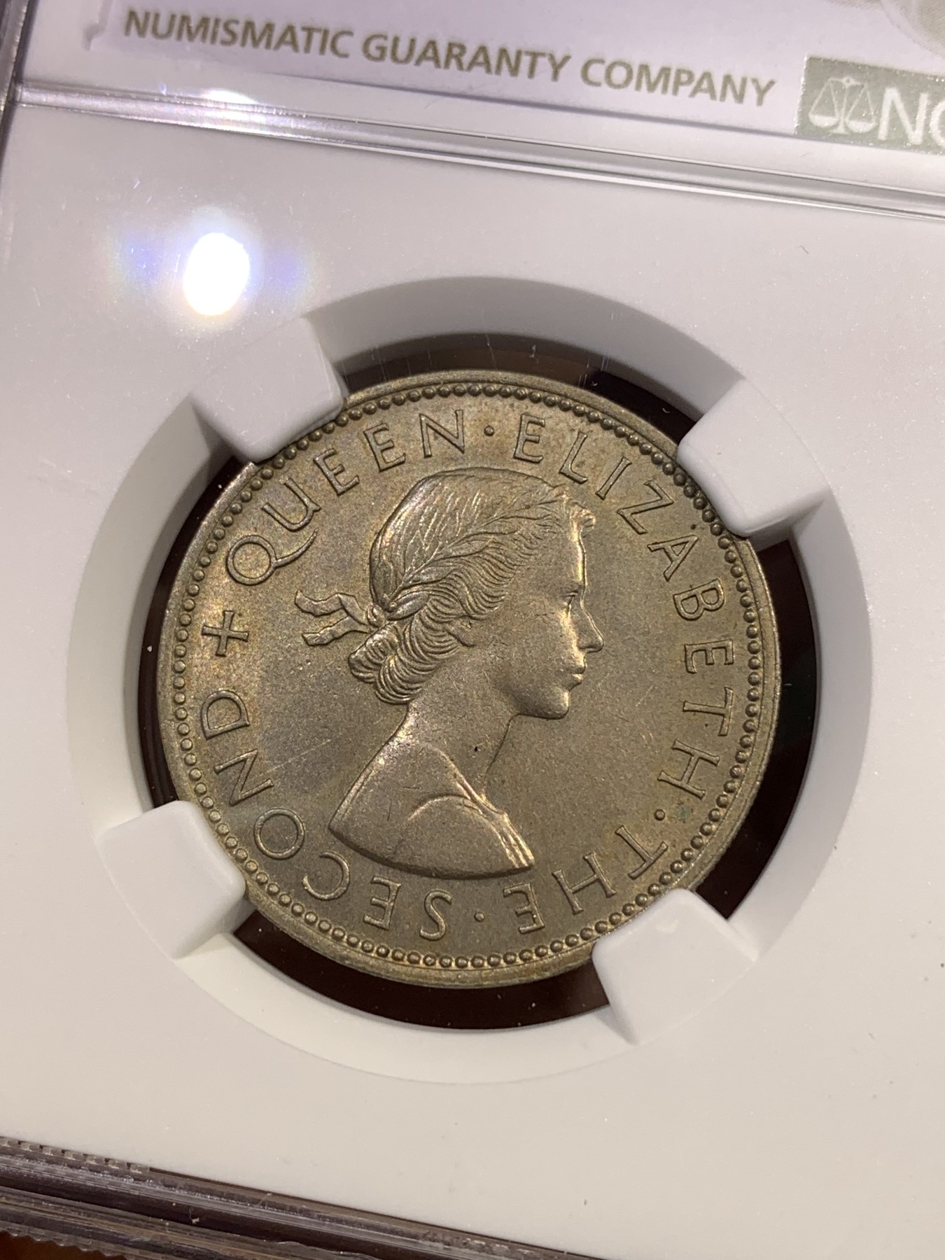 《竞宝斋》第180场-周日，周一2场 (全场包邮) NGC-MS62 1957年罗德西亚1弗洛林，不多见的品种，仅发行3个年份。伊丽莎白女王年轻头像，雄鹰攫鱼翱翔，设计独特。