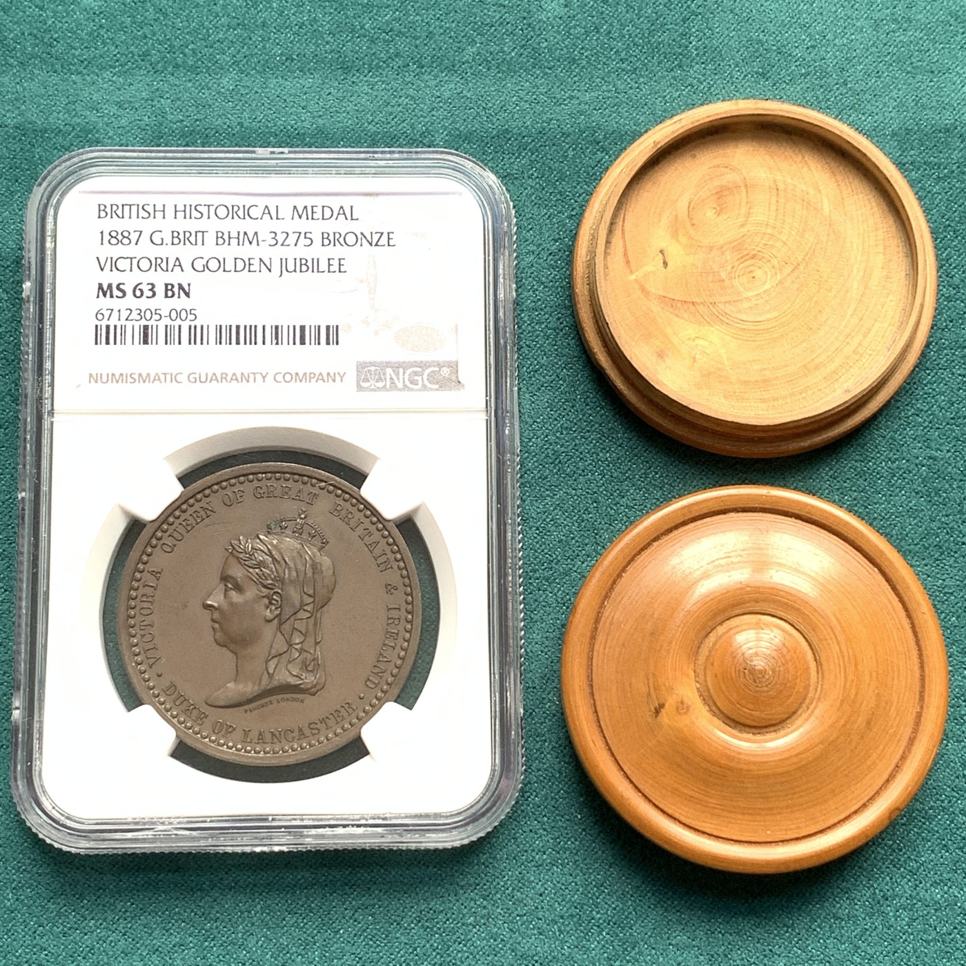 《竞宝斋》第180场-周日，周一2场 (全场包邮) NGC-MS63 1887年维多利亚加冕50周年黄金禧年铜章，背兰开斯特城堡和徽章，少见品种带高级原装木盒。