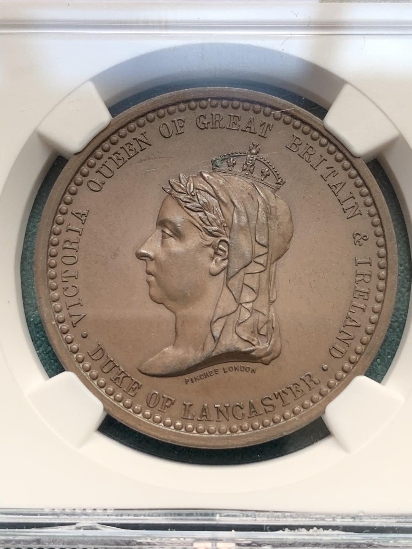 《竞宝斋》第180场-周日，周一2场 (全场包邮) NGC-MS63 1887年维多利亚加冕50周年黄金禧年铜章，背兰开斯特城堡和徽章，少见品种带高级原装木盒。