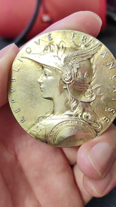 橡树集藏-006场 海纳百川 法国玛丽安娜戎装大版银镀金章  直径：51mm  重量： 边铭：65.3gr 丰饶角加银标