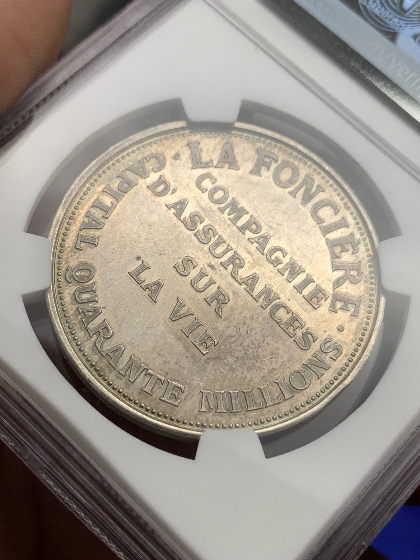 《竞宝斋》第180场-周日，周一2场 (全场包邮) NGC MS61法国保险公司女神银章直径:37mm重量:22.68g 边铭:丰饶角+银标章面有点镜面效果，女神细节漂亮