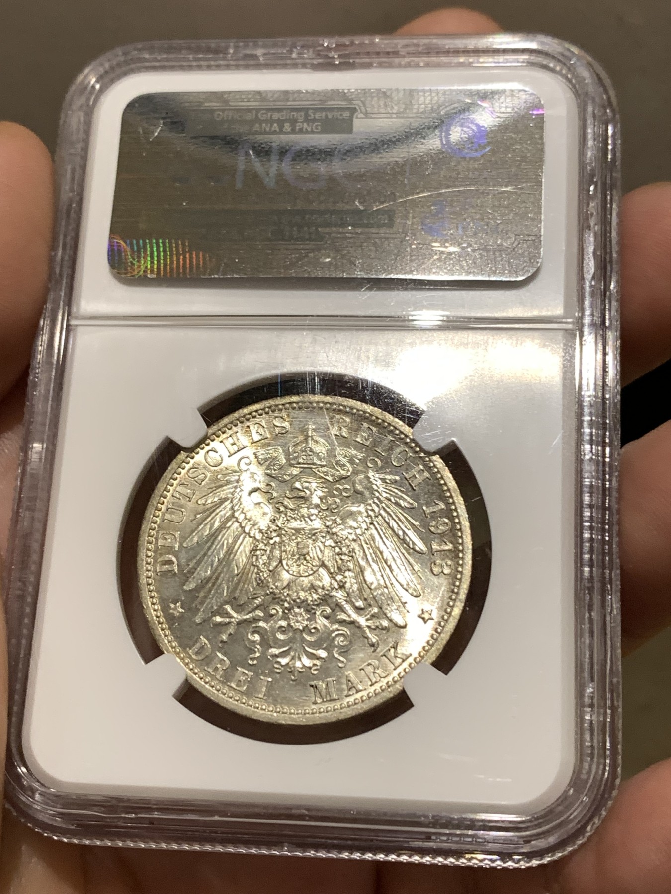 《竞宝斋》第180场-周日，周一2场 (全场包邮) NGC-MS63 1913年 德国 普鲁士威廉二世戎装3马克，顶级车轮光。状态极佳，不输64的状态，老盒严评。