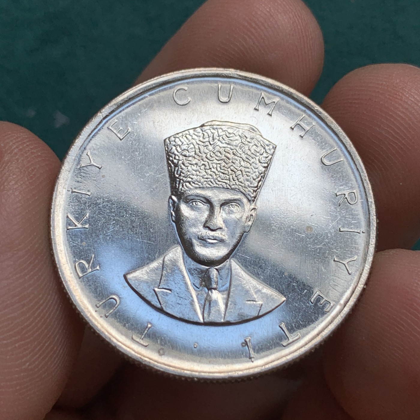 《竞宝斋》第180场-周日，周一2场 (全场包邮) 土耳其历史人物大钱包精制银币4枚，土耳其第一版纪念银币，主题鲜明，制作精美。分别为1960年土耳其国父凯末尔10里拉，1970年土耳其大国民议会25里拉，1971年土耳其苏丹阿尔帕斯朗50里拉，1972年土耳其民族解放战争50里拉。