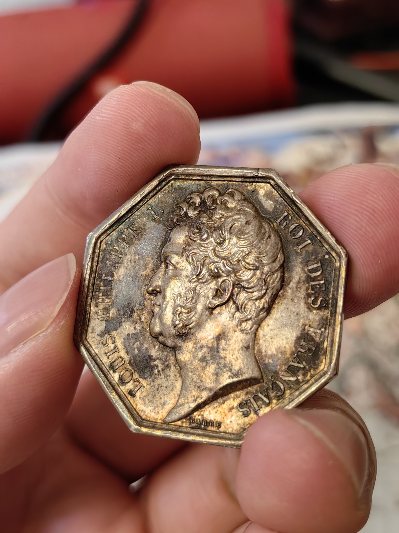 橡树集藏-006场 海纳百川 1834年法国银章 波尔多商会 正面是法国国王路易菲利普 背面是运载罗盘的波尔多商船 非常漂亮 镜面底板高浮雕unc顶级品相 黑彩老包浆滴水未下 手指边铭 33mm 20g