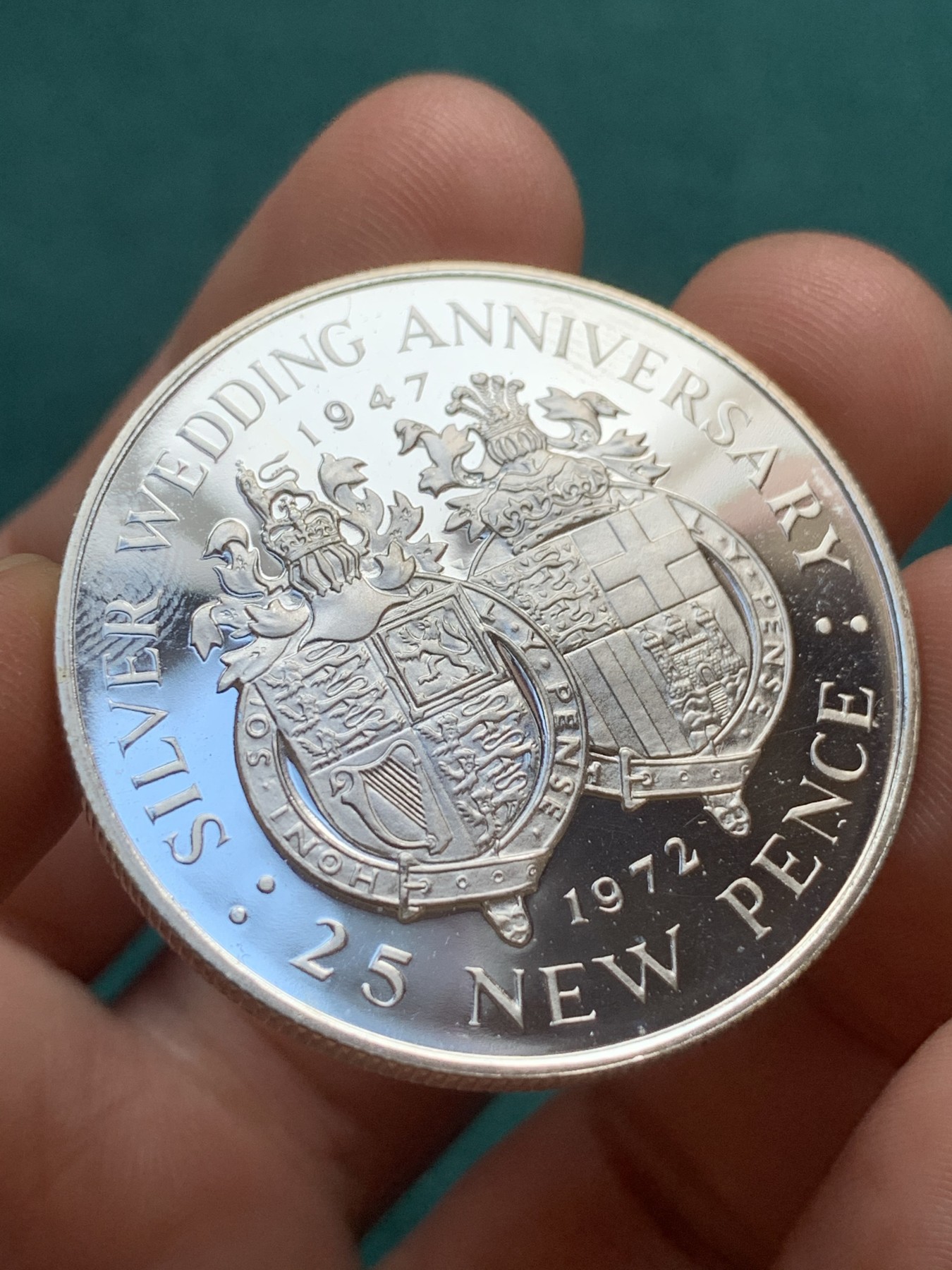 《竞宝斋》第180场-周日，周一2场 (全场包邮) 直布罗陀1972年25便士克朗精制银币，伊丽莎白女王银婚纪念。原盒装，28克、925银