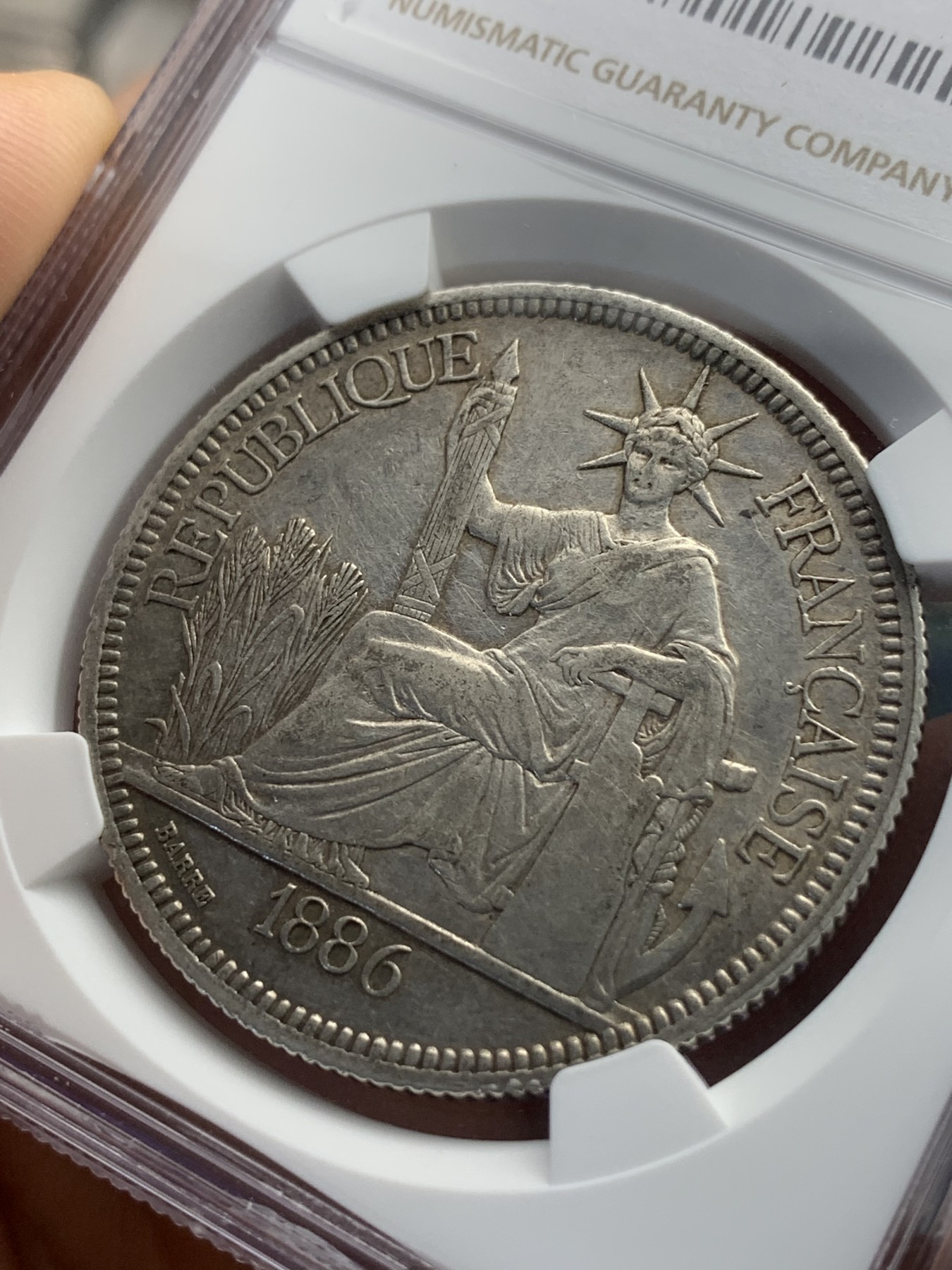 《竞宝斋》第180场-周日，周一2场 (全场包邮) NGC-AUD 法属坐洋 加重版 1886 1皮亚斯特银币 原味包浆