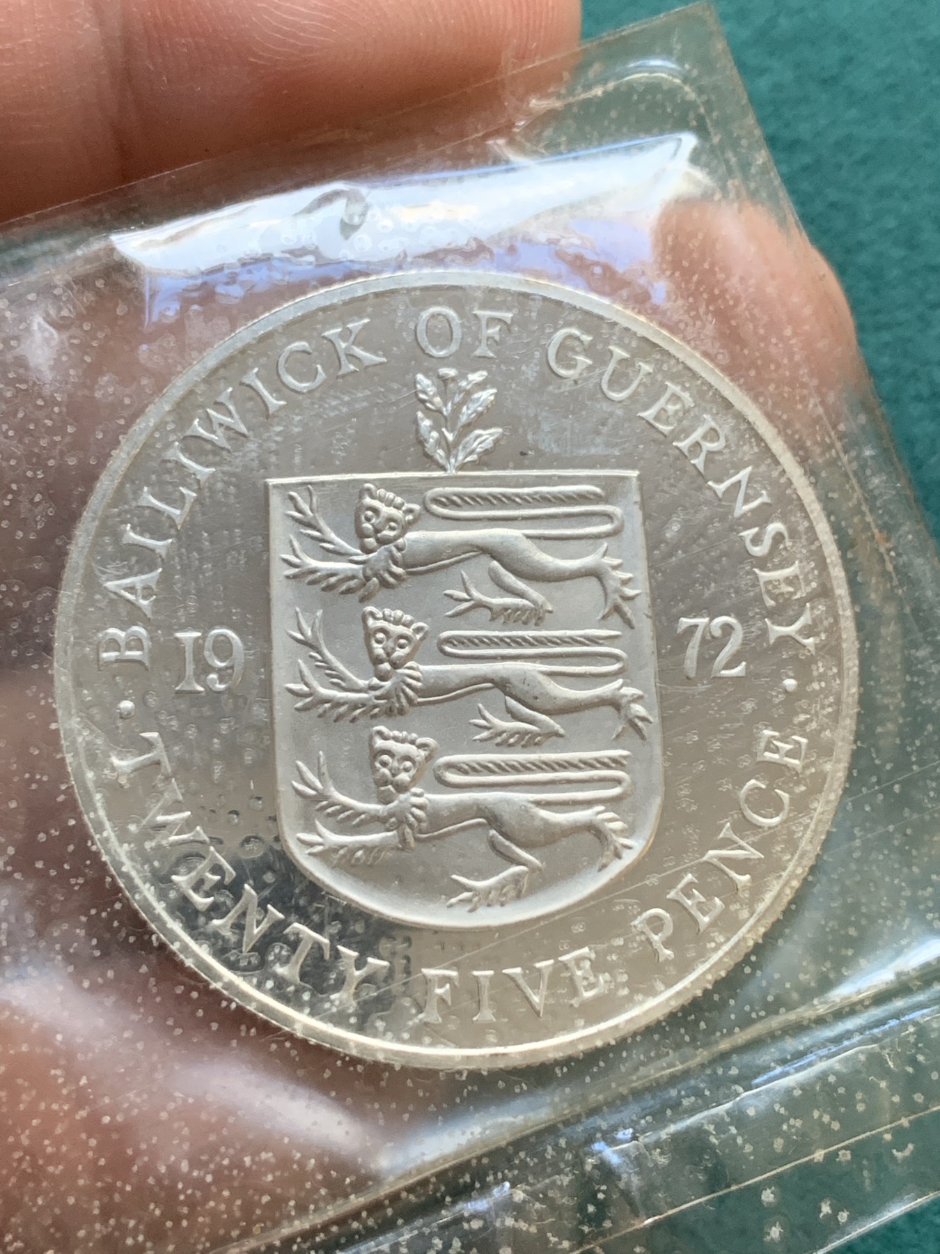 《竞宝斋》第180场-周日，周一2场 (全场包邮) 英属根西岛1972年女王银婚克朗纪念精制银币，爱神丘比特，原盒包装，28克925银，发行量1.5万枚。少见品种