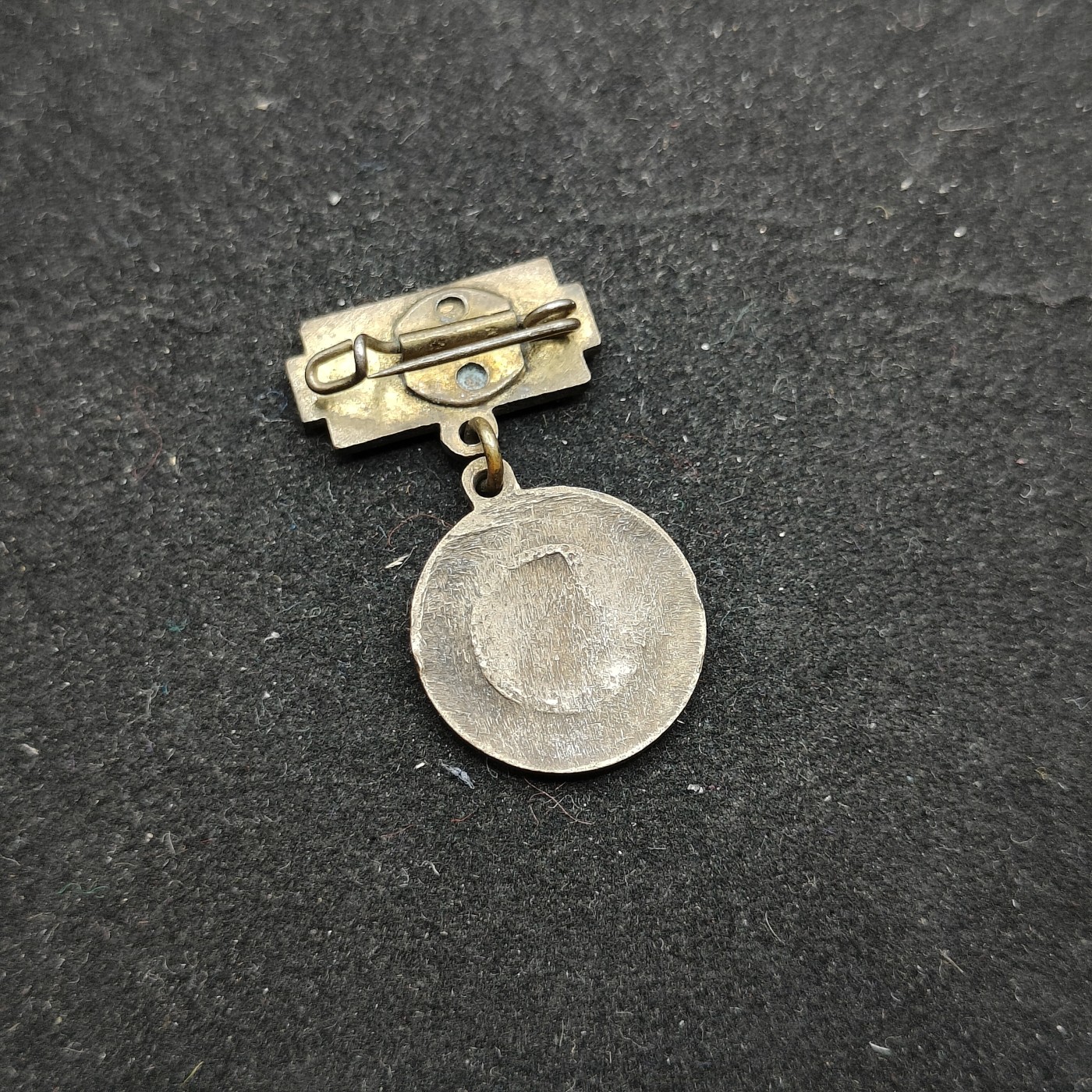 全场0元起拍 第72期 咸鱼国勋章拍卖专场 7月12日（周三）下午6：00开始 稀有 东德建国十周年纪念珐琅章