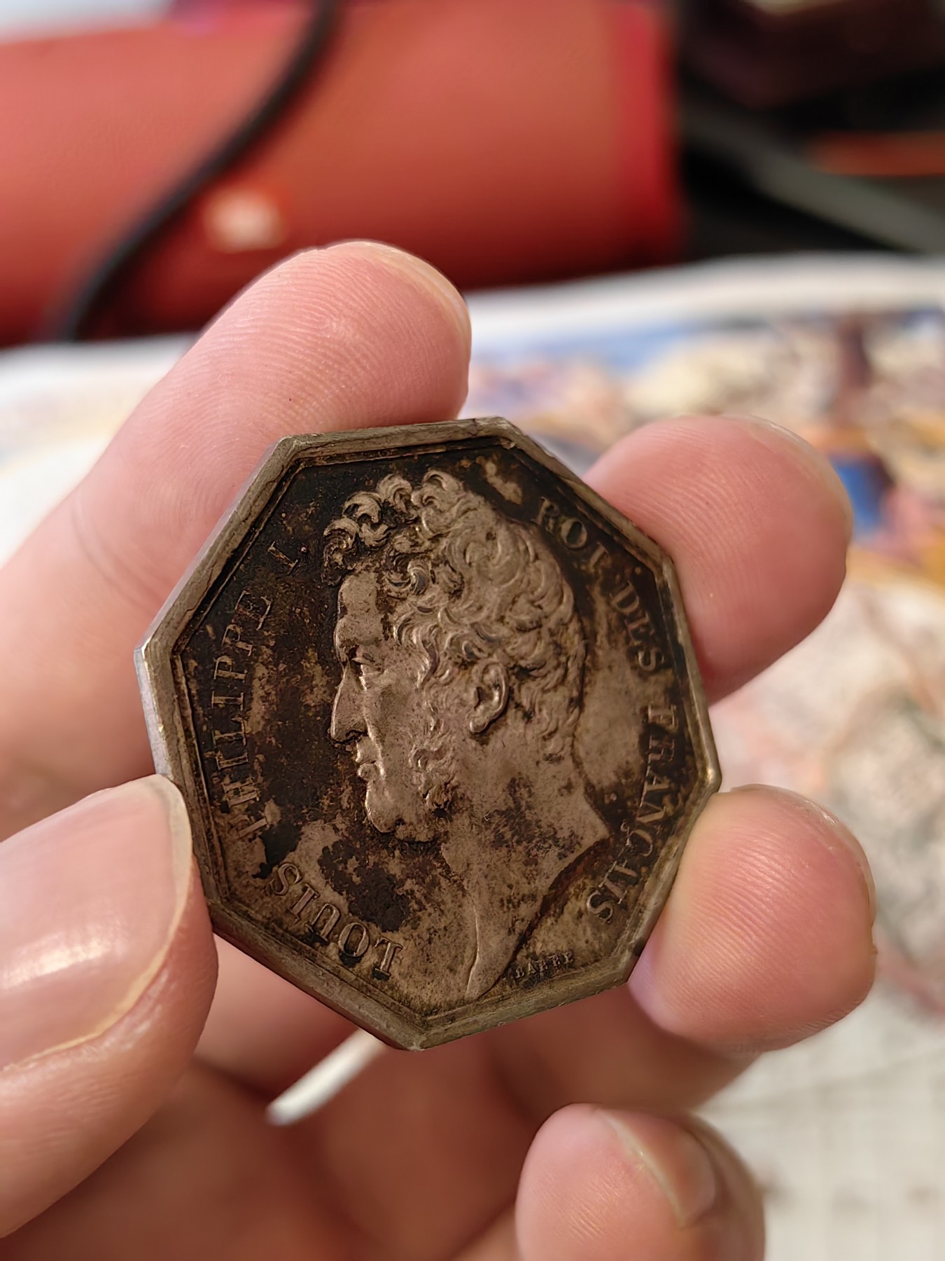 橡树集藏-006场 海纳百川 1834年法国银章 波尔多商会 正面是法国国王路易菲利普 背面是运载罗盘的波尔多商船 非常漂亮 镜面底板高浮雕unc顶级品相 黑彩老包浆滴水未下 手指边铭 33mm 20g