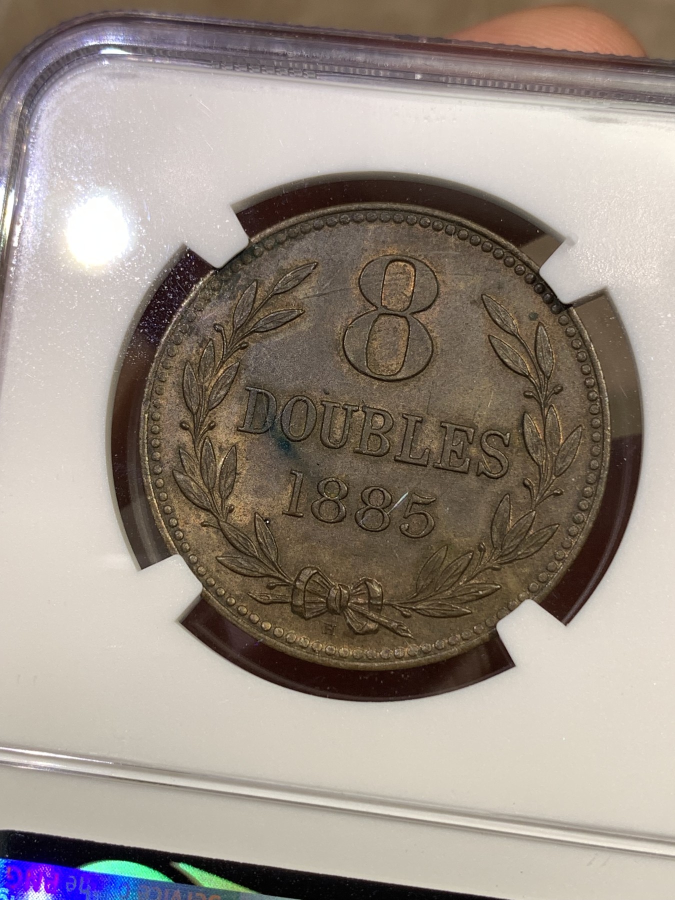 《竞宝斋》第180场-周日，周一2场 (全场包邮) NGC-UNC 1885H 英属根西8道布大铜币，细节极佳，三狮面部清晰可辨，殊为难得。上海NGC严评。