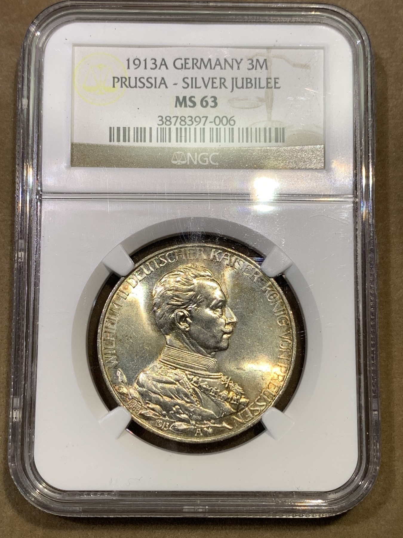 《竞宝斋》第180场-周日，周一2场 (全场包邮) NGC-MS63 1913年 德国 普鲁士威廉二世戎装3马克，顶级车轮光。状态极佳，不输64的状态，老盒严评。