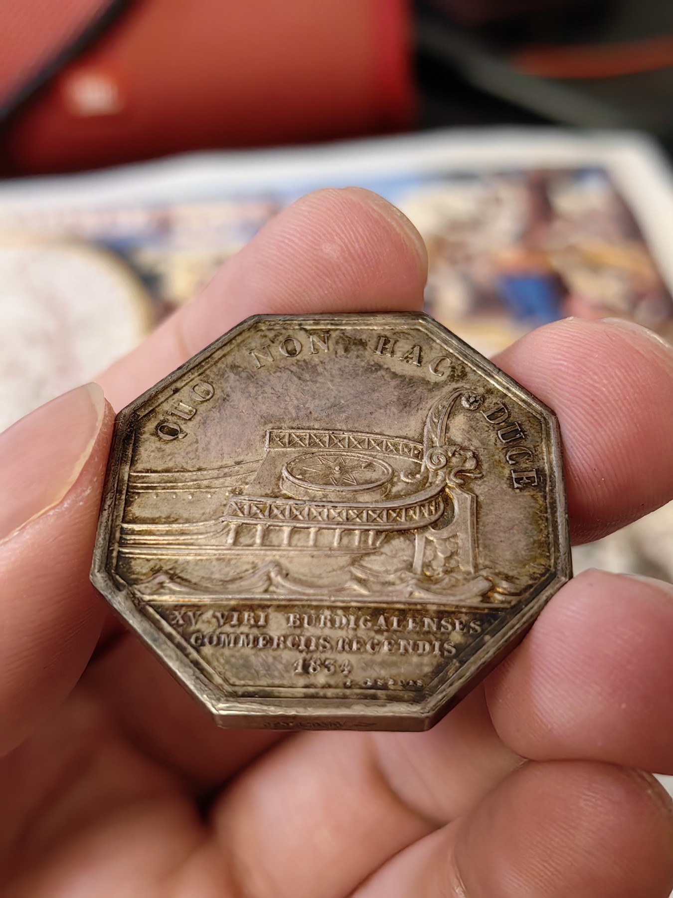 橡树集藏-006场 海纳百川 1834年法国银章 波尔多商会 正面是法国国王路易菲利普 背面是运载罗盘的波尔多商船 非常漂亮 镜面底板高浮雕unc顶级品相 黑彩老包浆滴水未下 手指边铭 33mm 20g