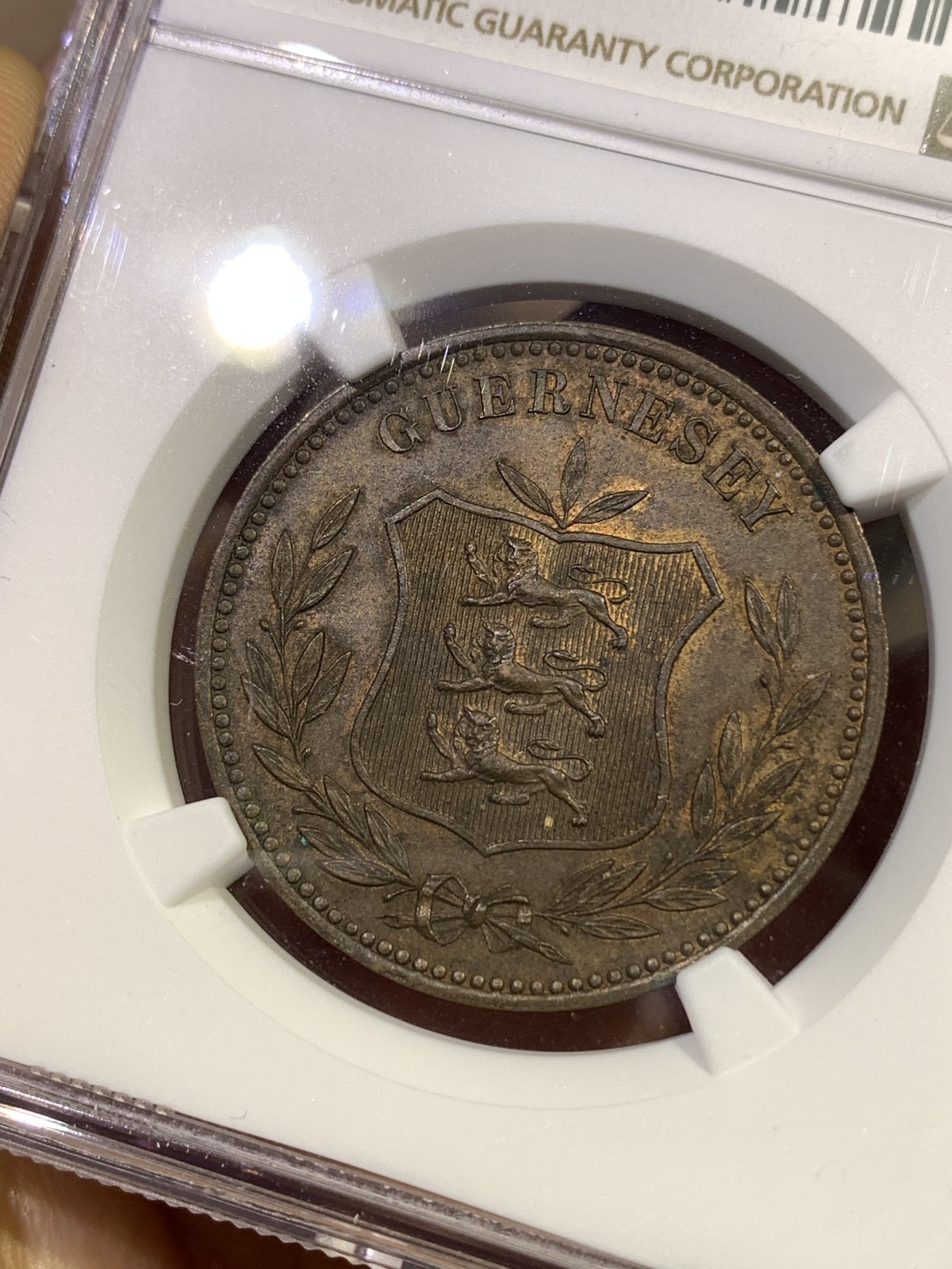 《竞宝斋》第180场-周日，周一2场 (全场包邮) NGC-UNC 1885H 英属根西8道布大铜币，细节极佳，三狮面部清晰可辨，殊为难得。上海NGC严评。