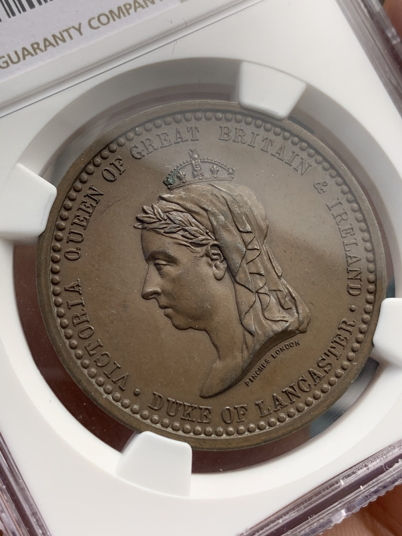 《竞宝斋》第180场-周日，周一2场 (全场包邮) NGC-MS63 1887年维多利亚加冕50周年黄金禧年铜章，背兰开斯特城堡和徽章，少见品种带高级原装木盒。