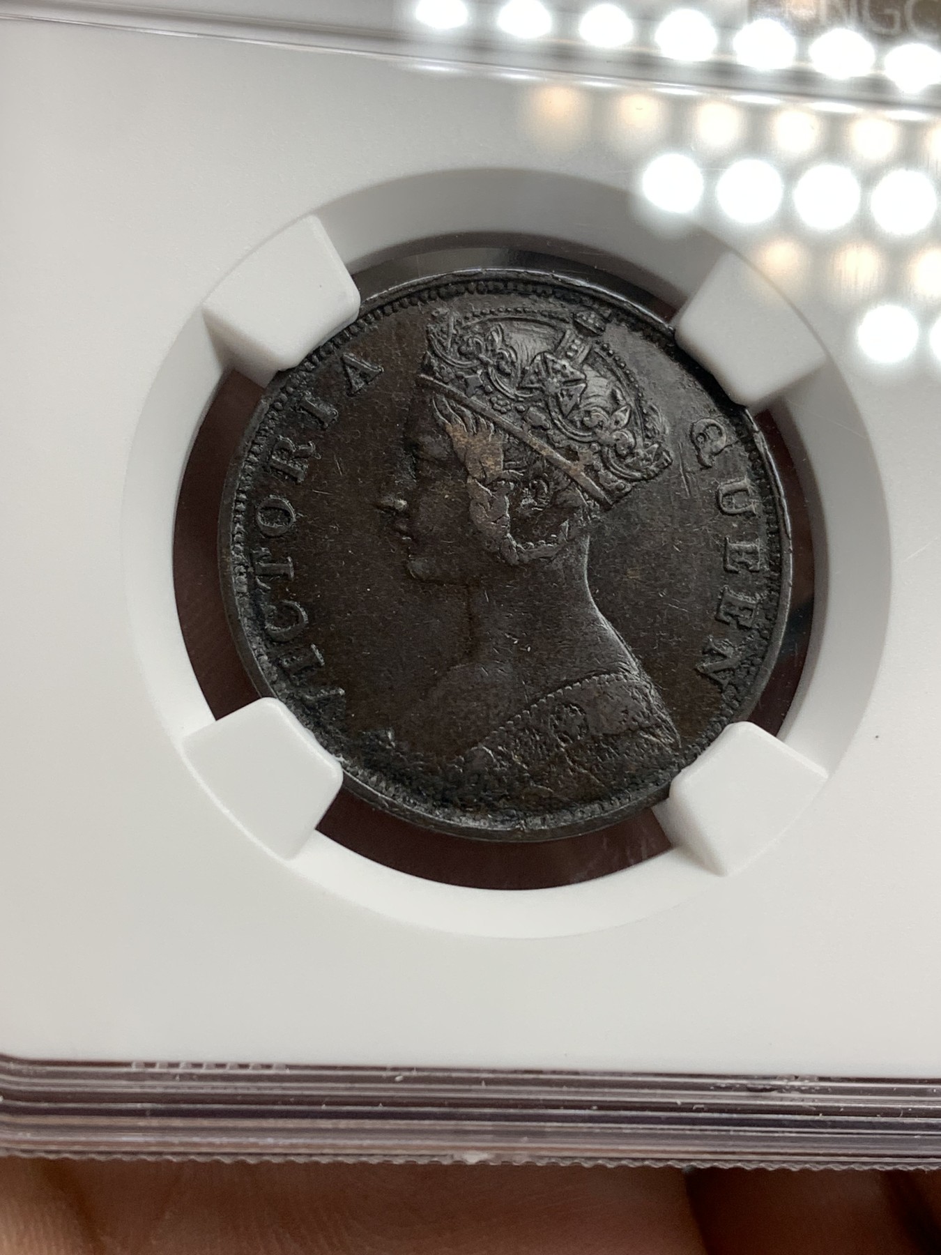 《竞宝斋》第180场-周日，周一2场 (全场包邮) NGC VF 中国 香港1863年一仙巧克力包浆铜币