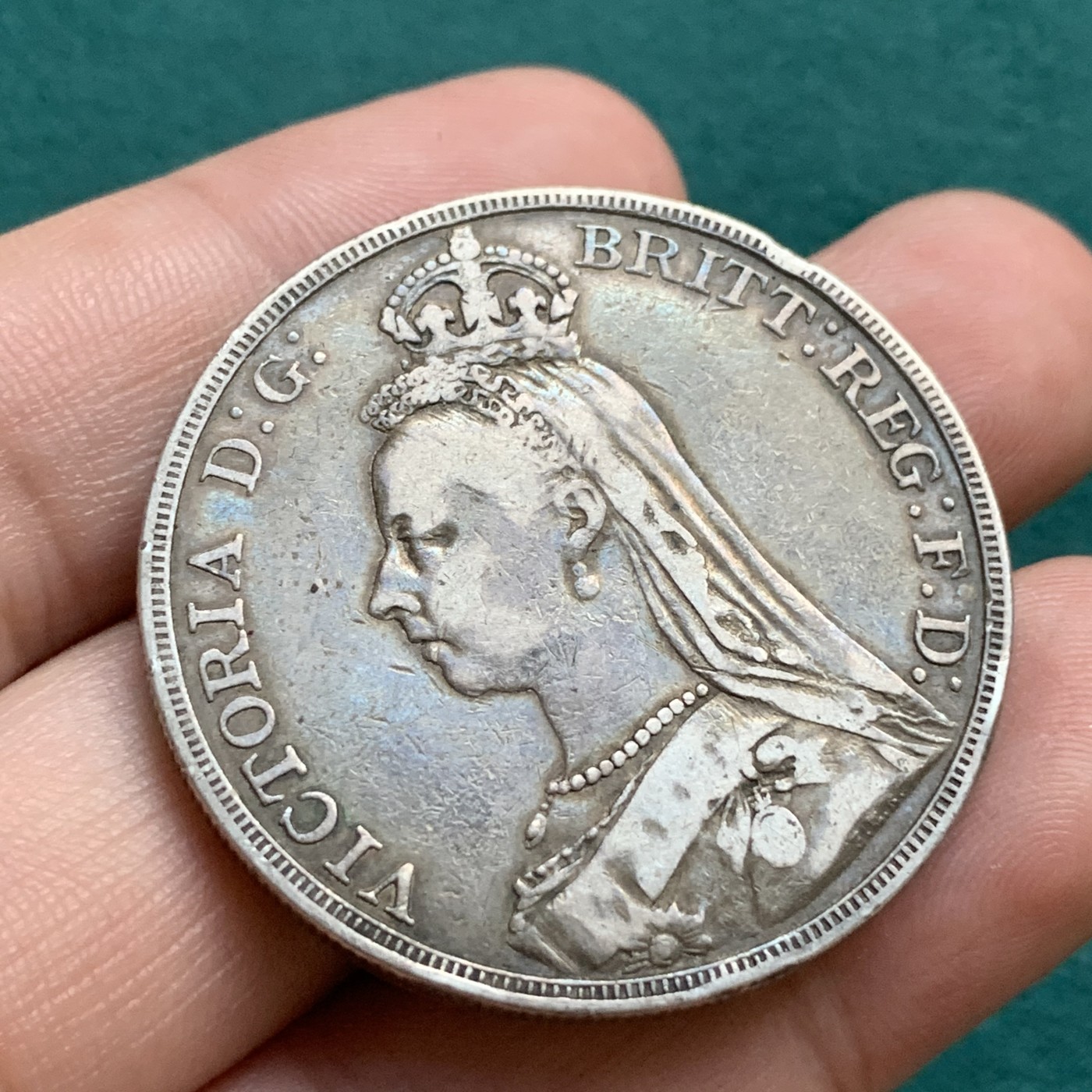 《竞宝斋》第180场-周日，周一2场 (全场包邮) 英国 1889年维多利亚高冠马剑克朗大银币，流通品相老包浆，味道舒服 细节见图