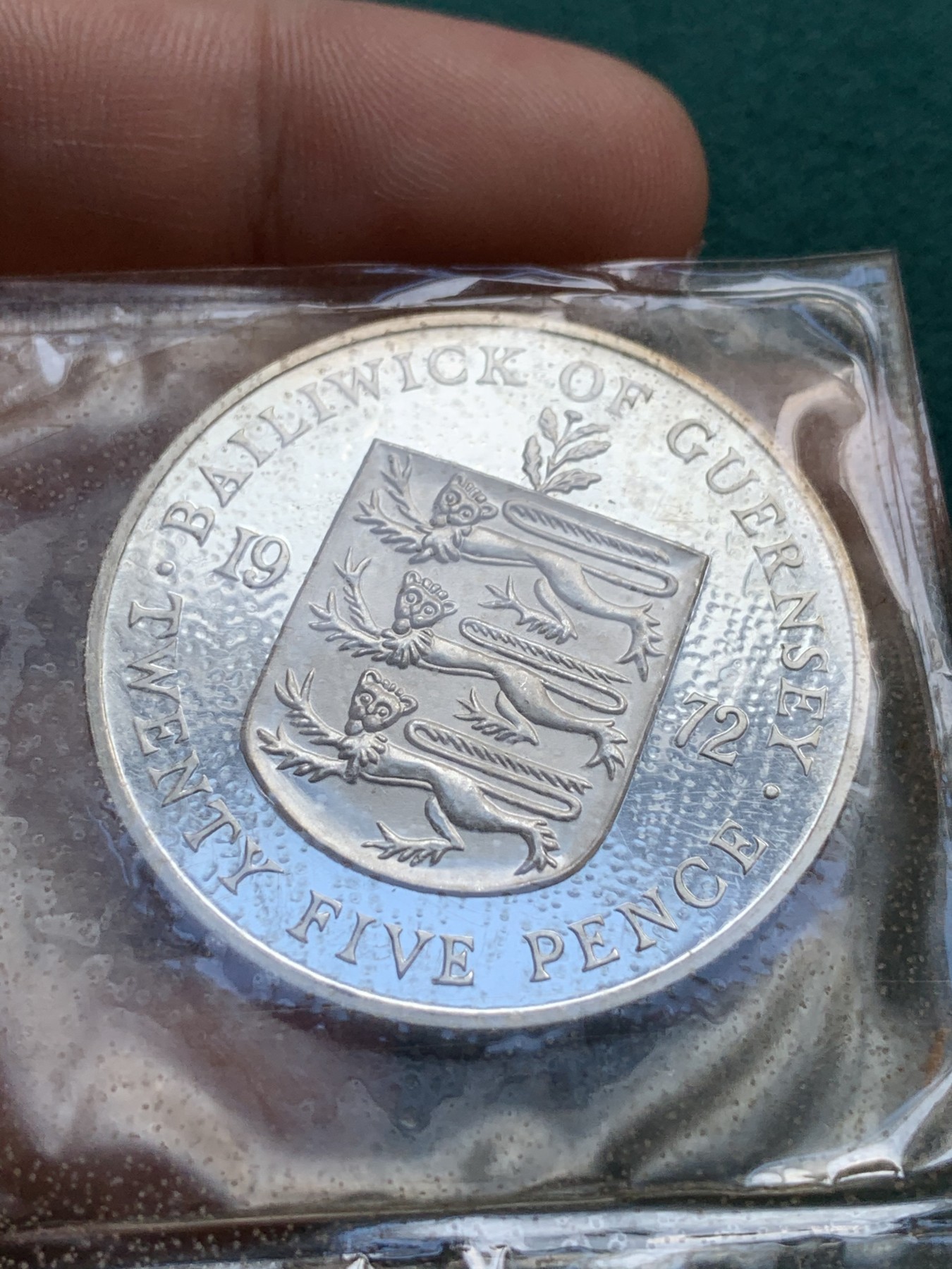 《竞宝斋》第180场-周日，周一2场 (全场包邮) 英属根西岛1972年女王银婚克朗纪念精制银币，爱神丘比特，原盒包装，28克925银，发行量1.5万枚。少见品种