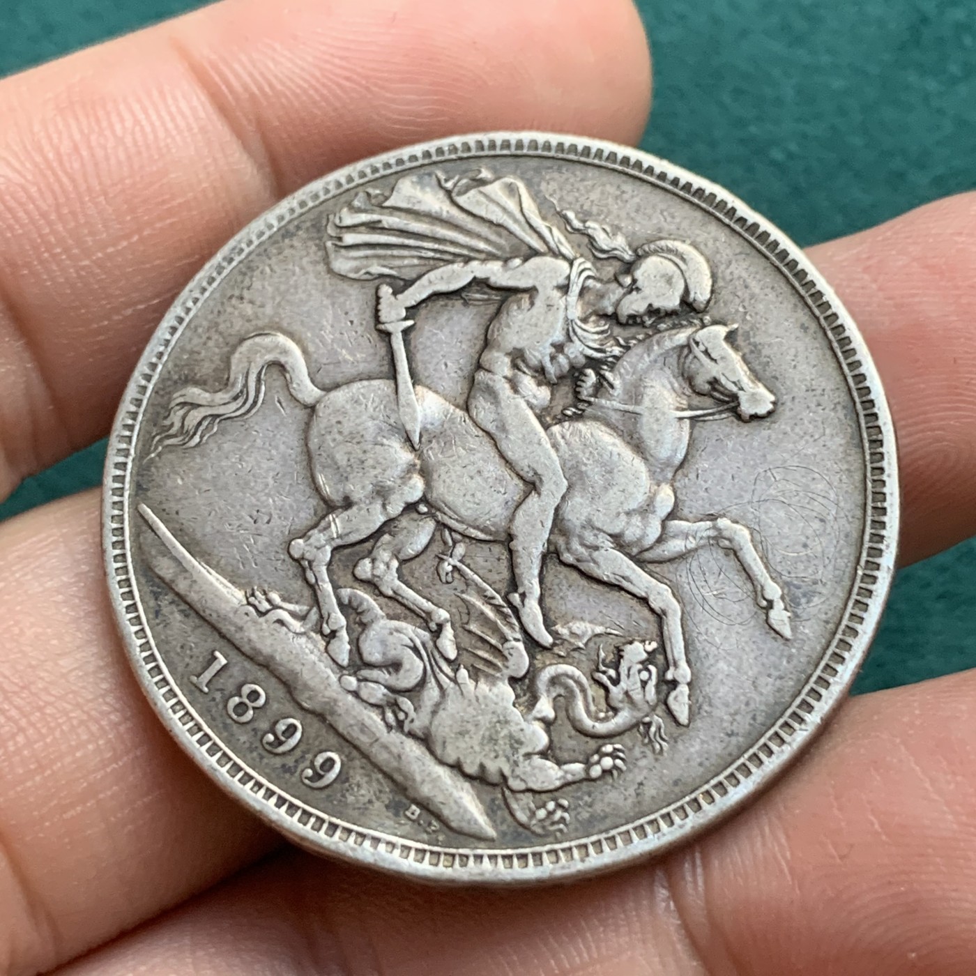 《竞宝斋》第180场-周日，周一2场 (全场包邮) 英国 1899年维多利亚披纱版马剑克朗大银币，流通品相老包浆，味道舒服