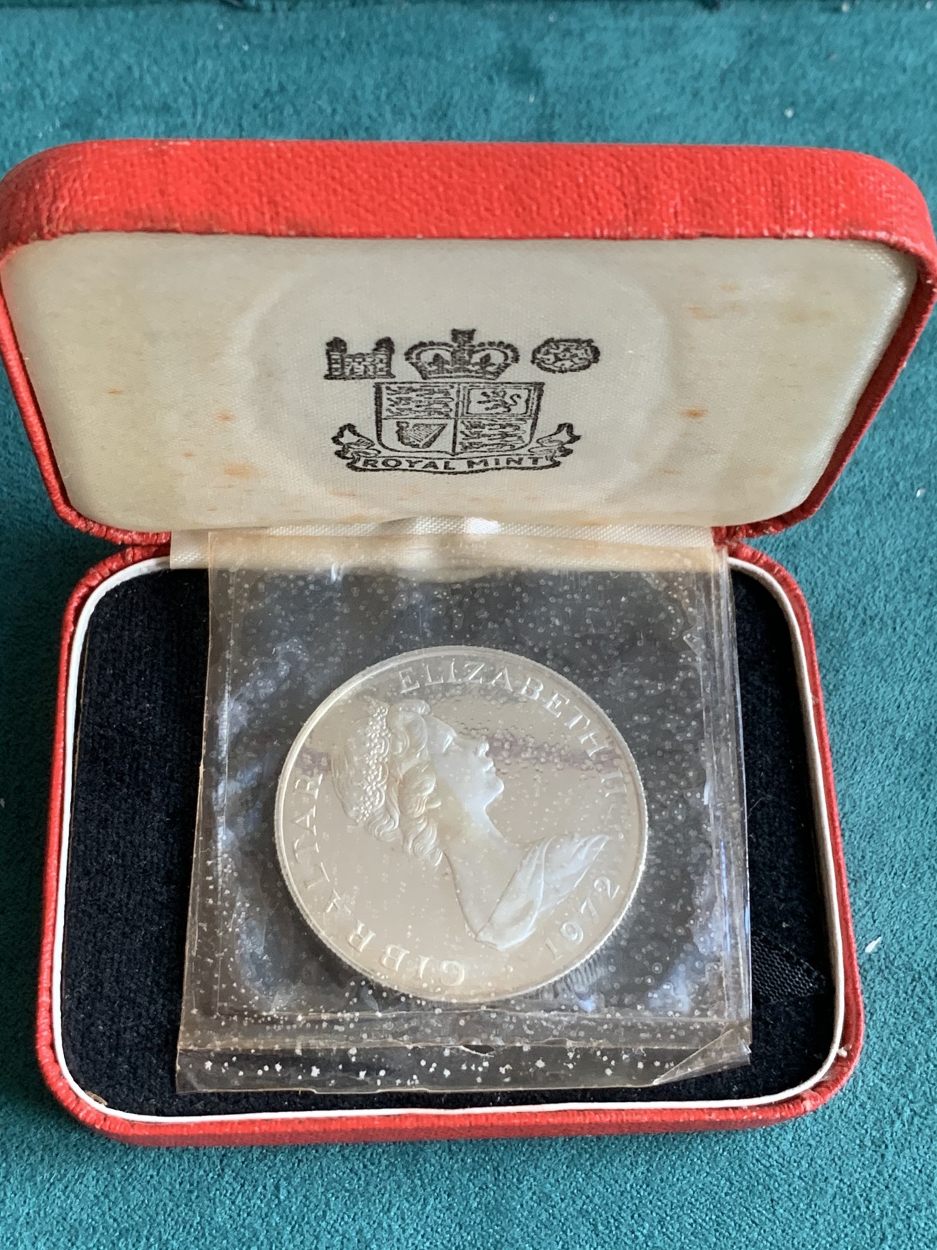 《竞宝斋》第180场-周日，周一2场 (全场包邮) 直布罗陀1972年25便士克朗精制银币，伊丽莎白女王银婚纪念。原盒装，28克、925银