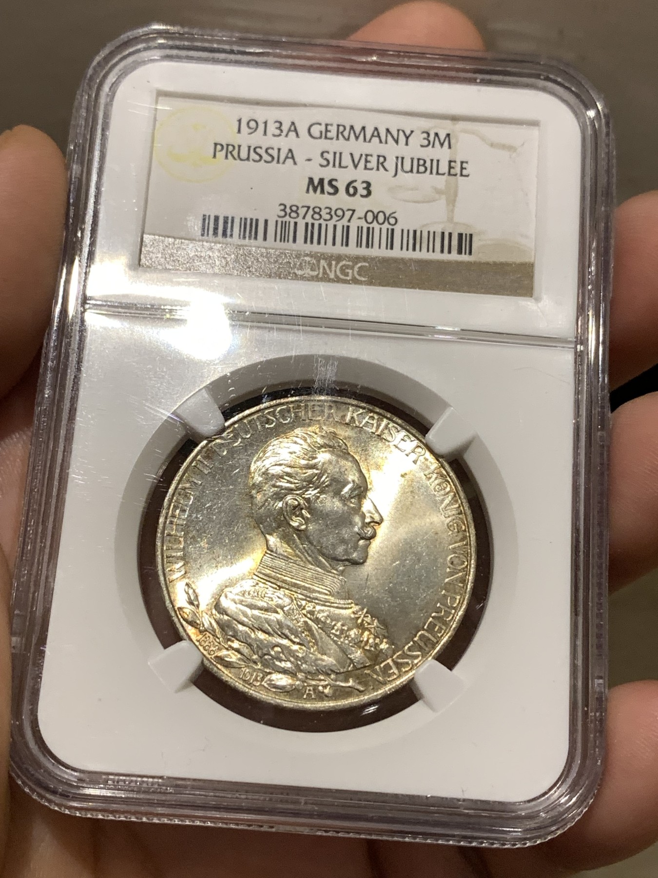 《竞宝斋》第180场-周日，周一2场 (全场包邮) NGC-MS63 1913年 德国 普鲁士威廉二世戎装3马克，顶级车轮光。状态极佳，不输64的状态，老盒严评。