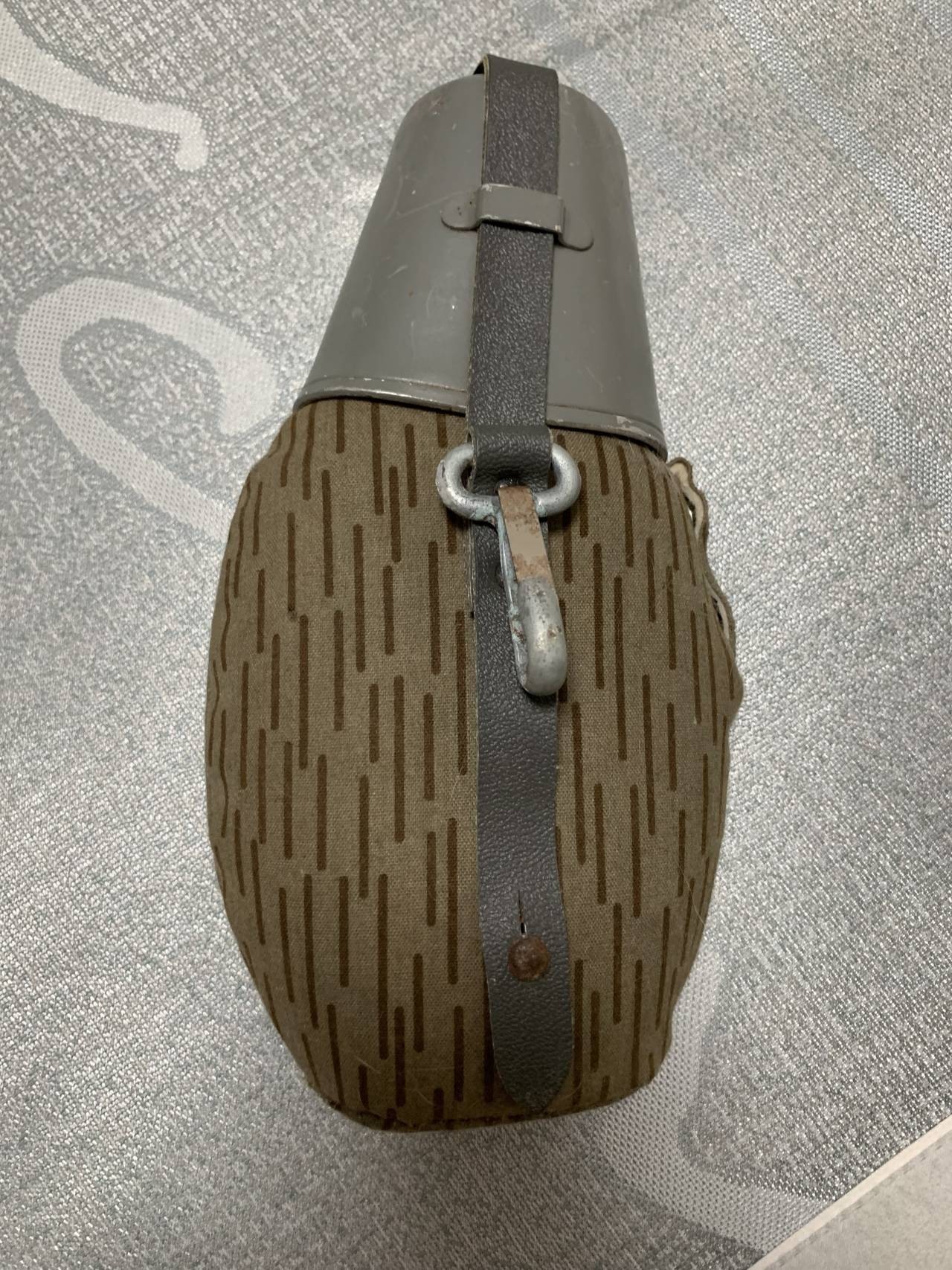 第一次麦稀奇拍卖 东德雨点迷彩水壶